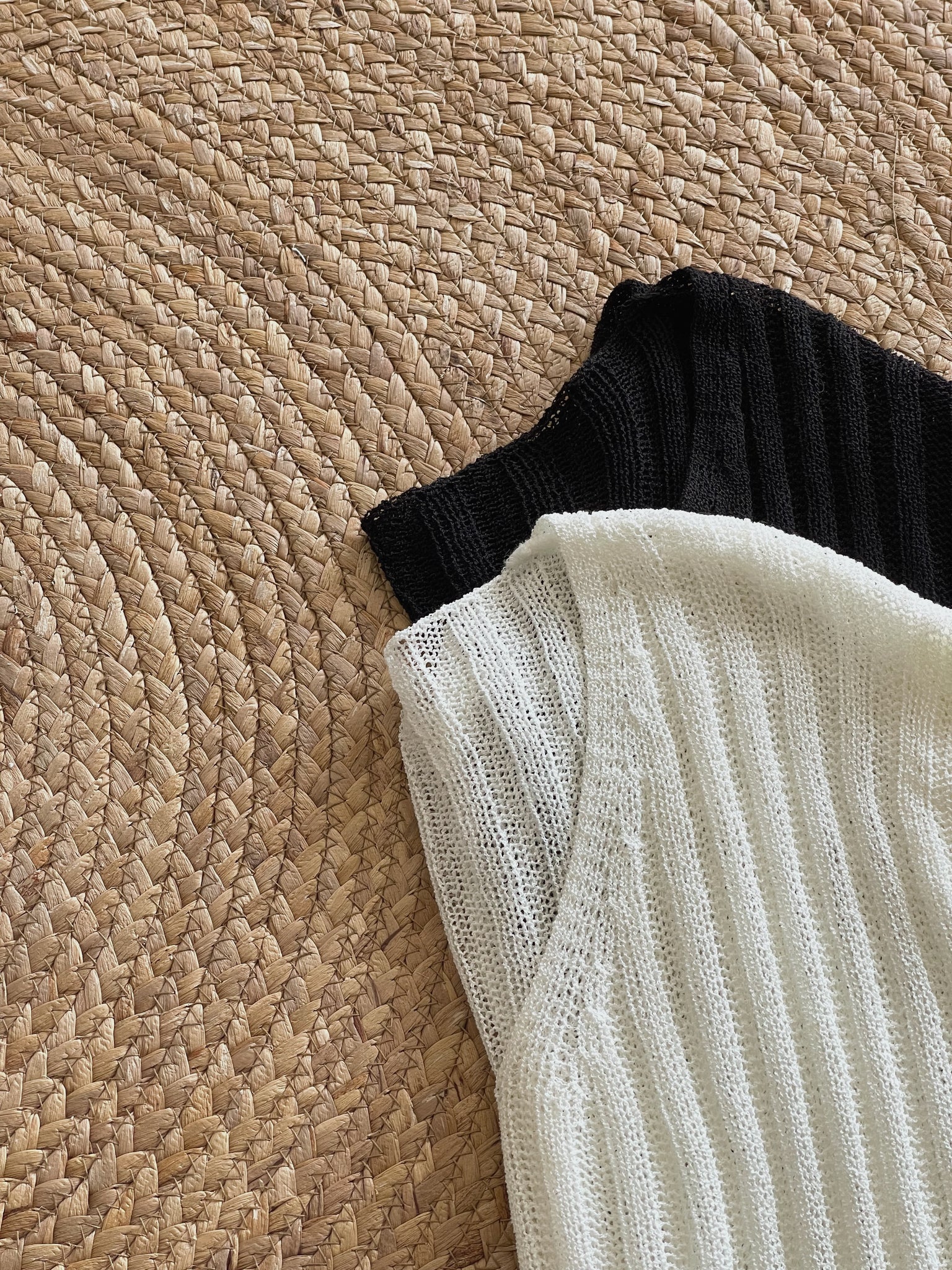 Hollow Rib Knit Top / 尖领镂空针织上衣