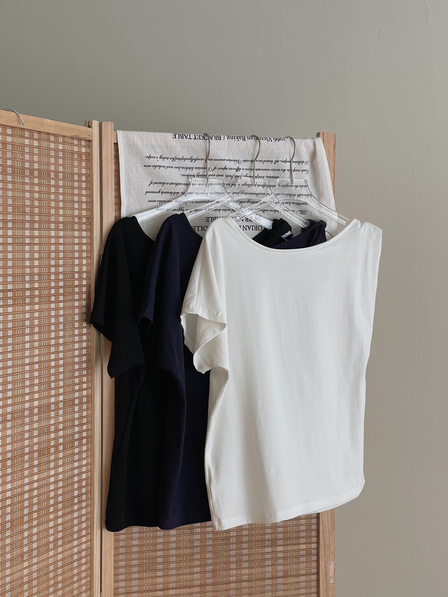 Knot Sleeve Casual Tee / 露锁骨显瘦扭结斜领T恤