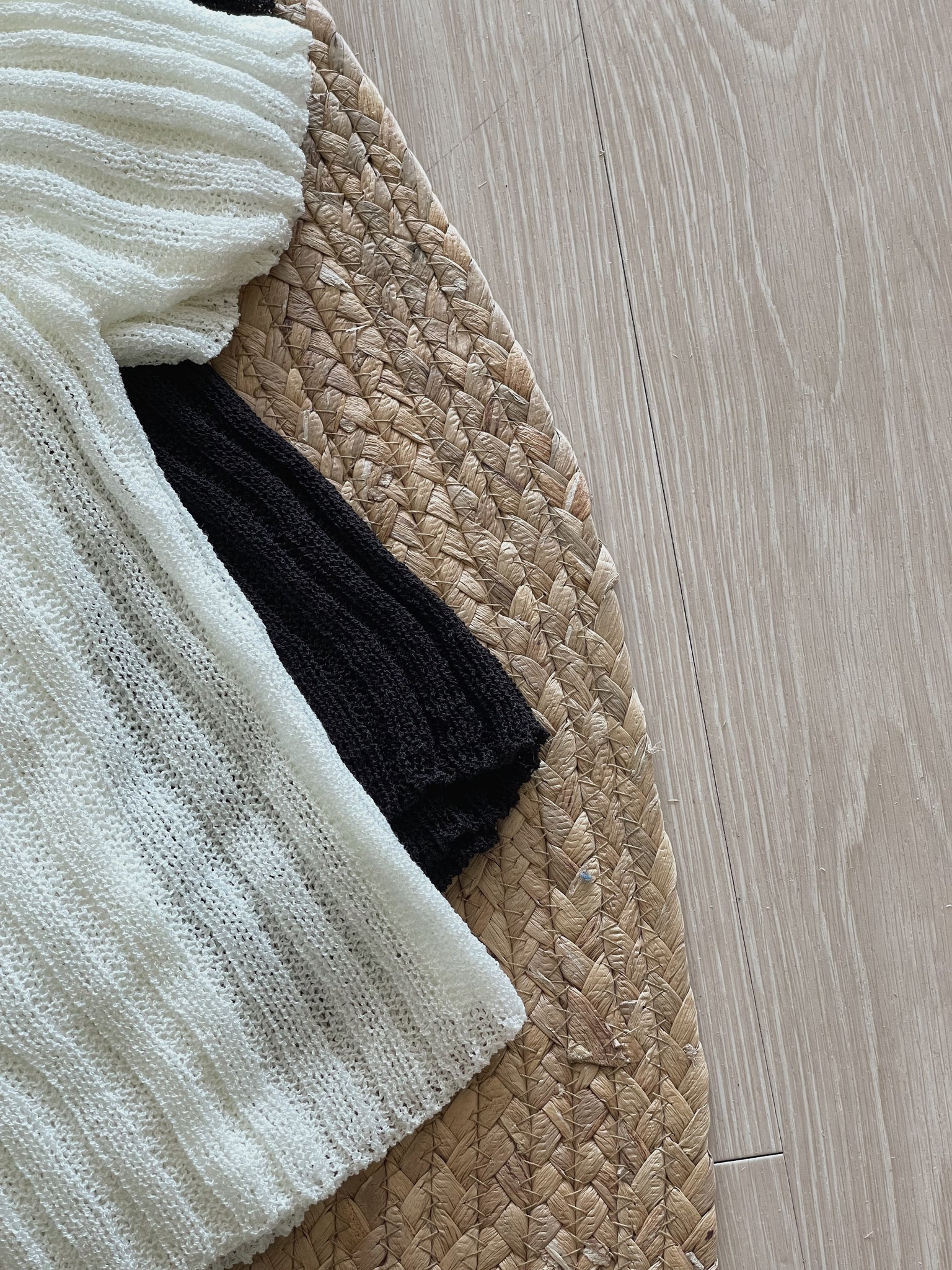 Hollow Rib Knit Top / 尖领镂空针织上衣
