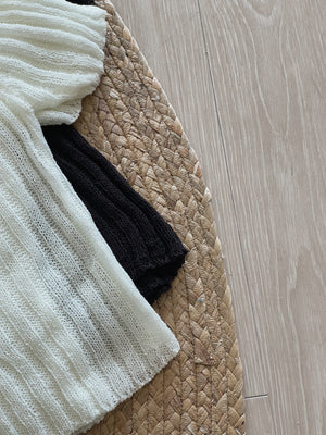Hollow Rib Knit Top / 尖领镂空针织上衣