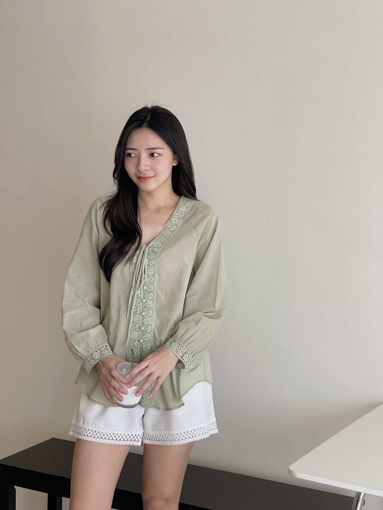 Anais V-Neck Loose Shirt / 清冷风宽松V领衬衫