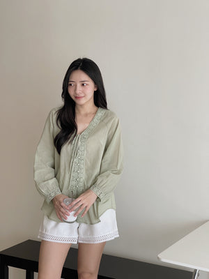 Anais V-Neck Loose Shirt / 清冷风宽松V领衬衫
