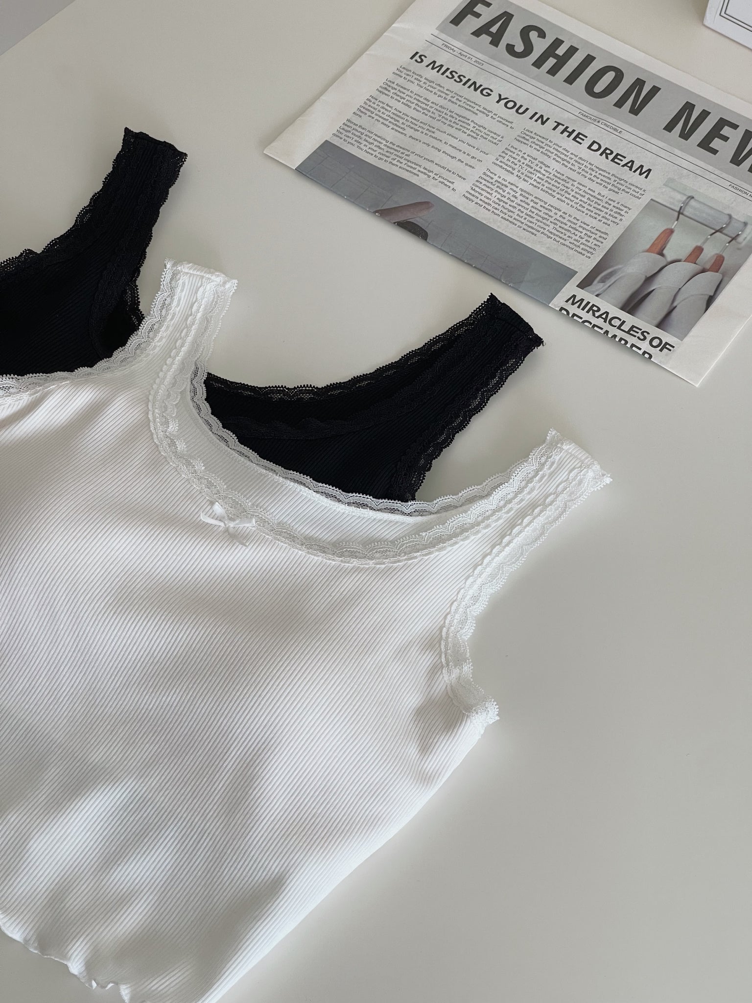Lace Edge Padded Crop Top / 带胸垫遮副乳蕾丝短背心