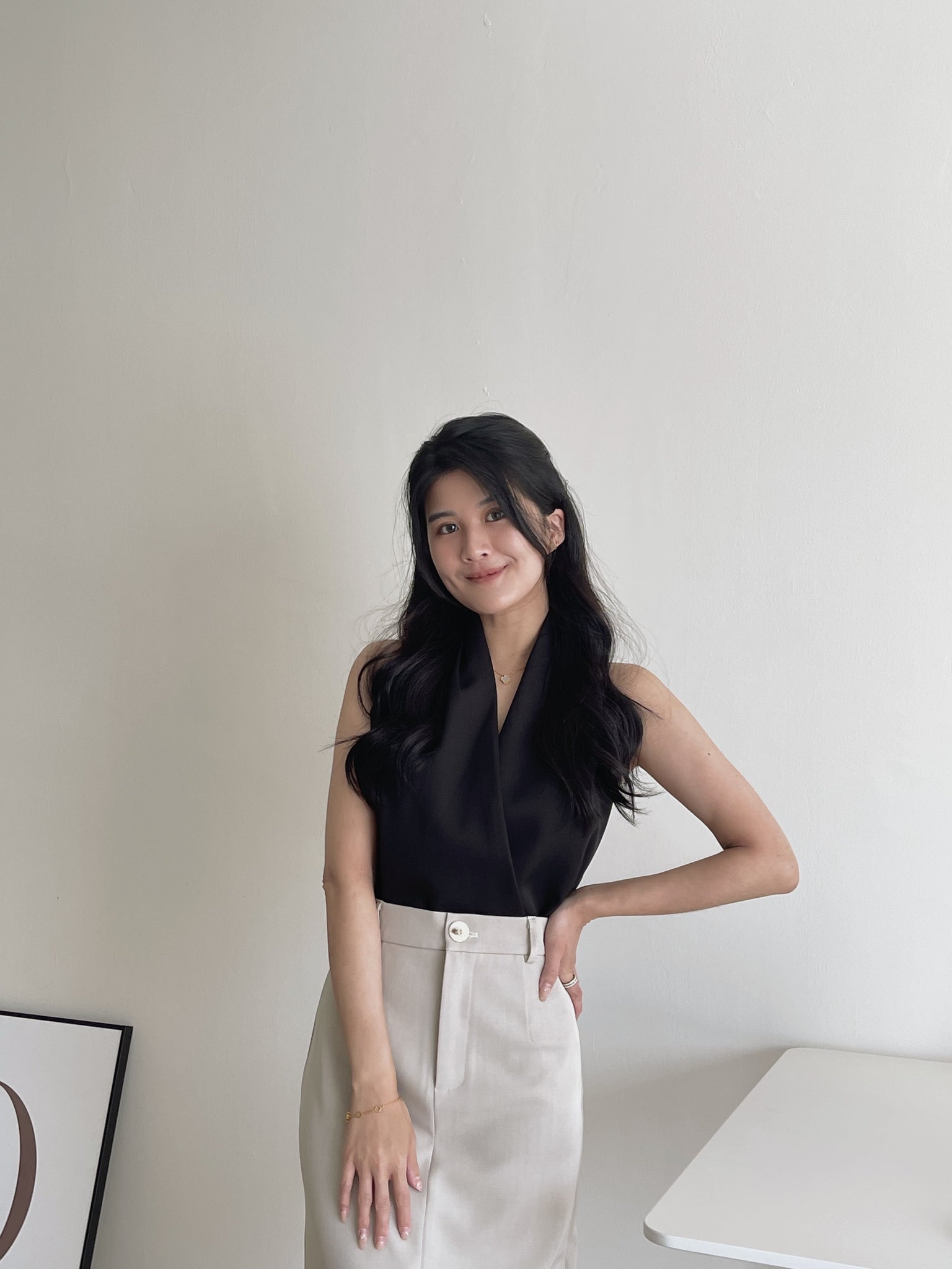 V-Neck Sleeveless Top / 交叉V领通勤上衣