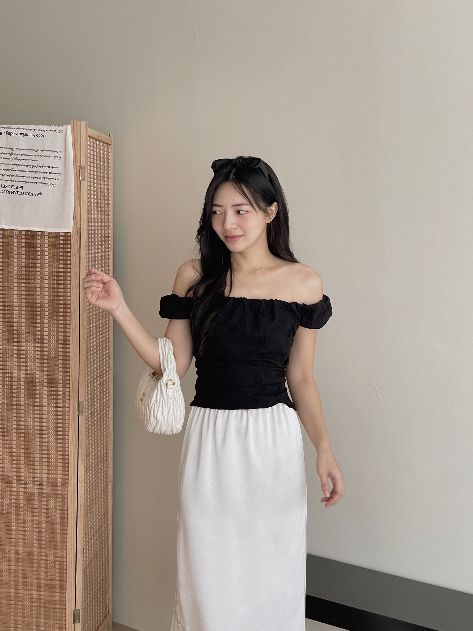 Eyelet Off Shoulder Top / 镂空显瘦一字肩上衣