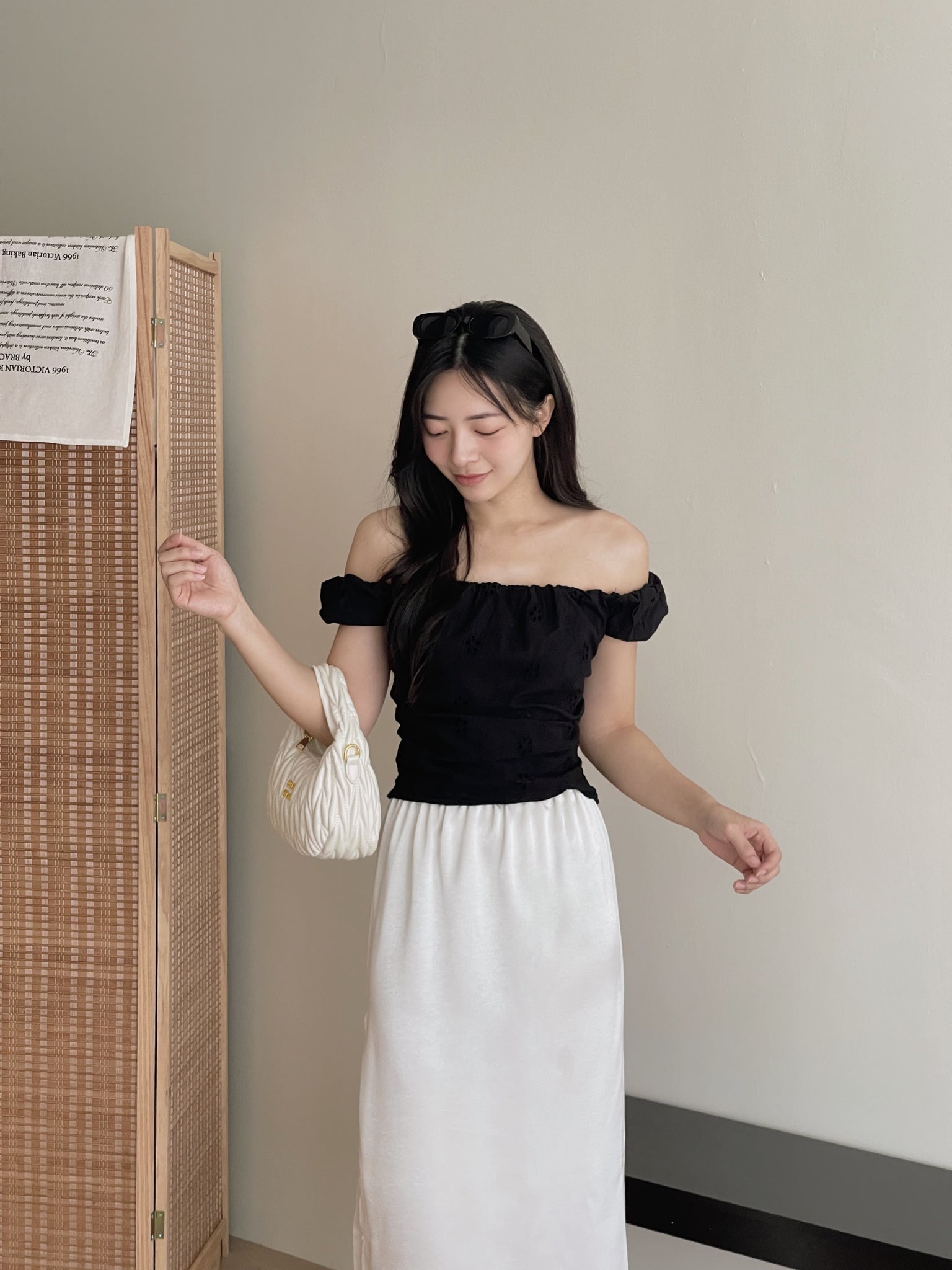 Eyelet Off Shoulder Top / 镂空显瘦一字肩上衣