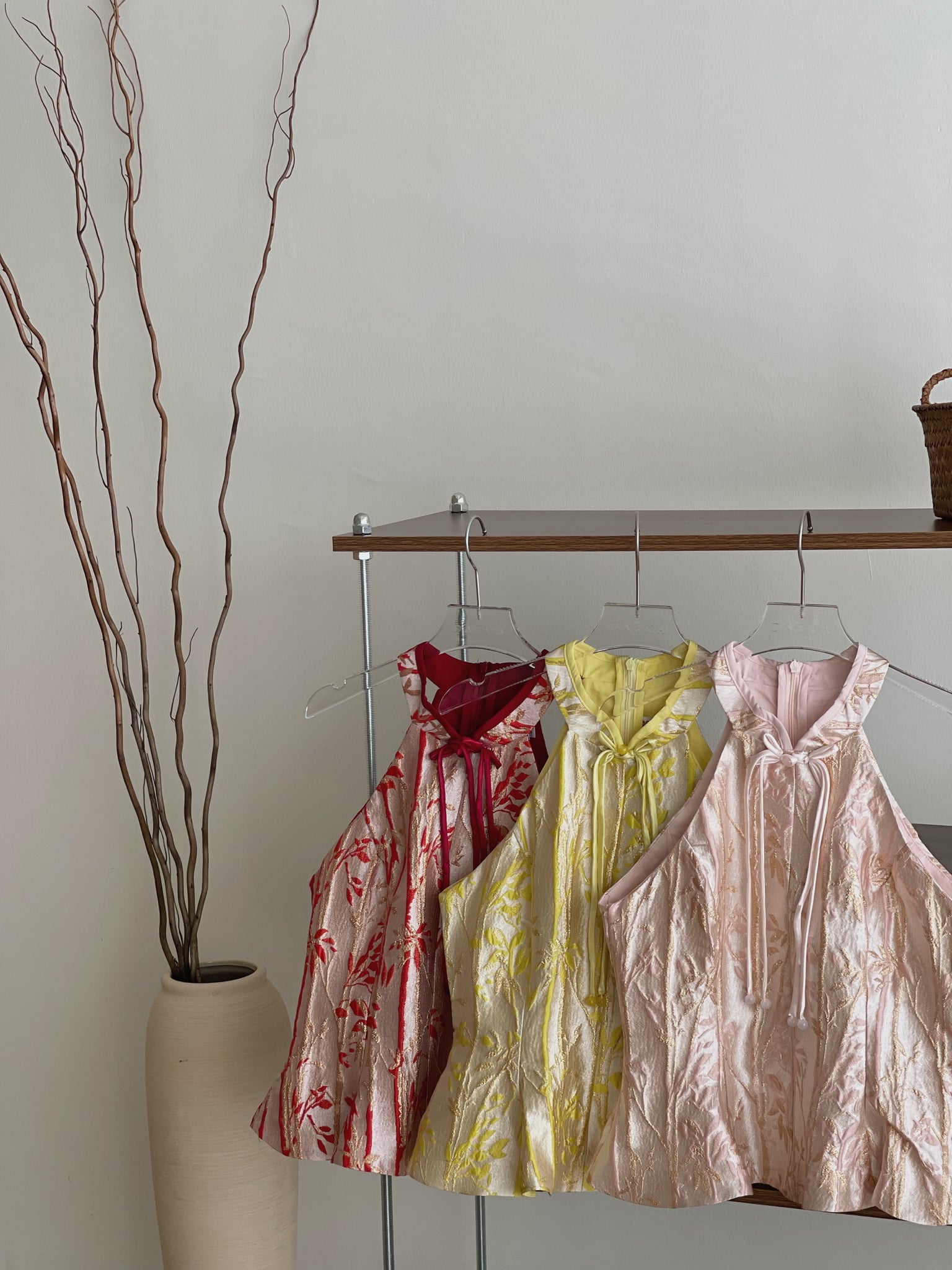 Lustrous Gold Brocade Halter Top / 金缕流芳-浮雕提花旗袍上衣