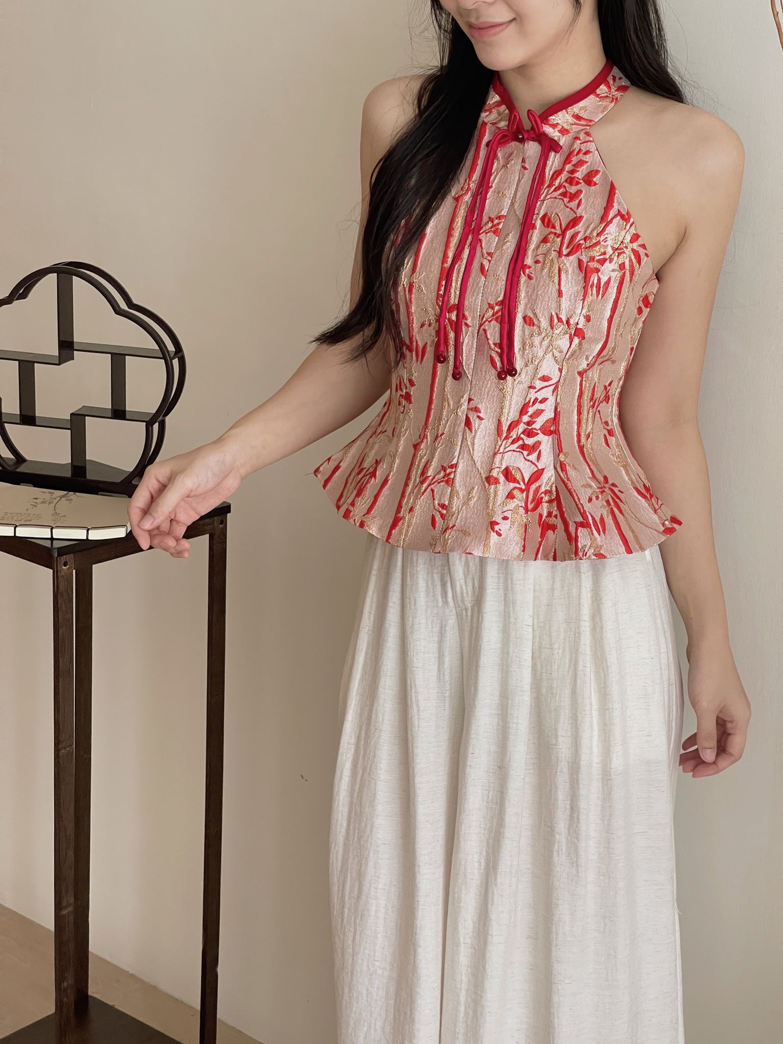 Lustrous Gold Brocade Halter Top / 金缕流芳-浮雕提花旗袍上衣