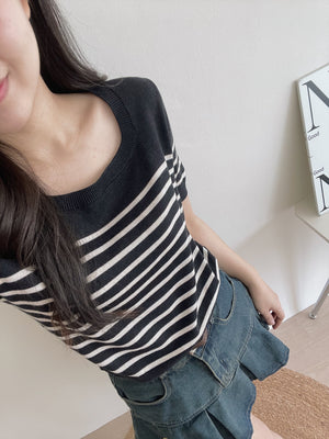 Korean Stripes Knit Top / 条纹针织方领T恤
