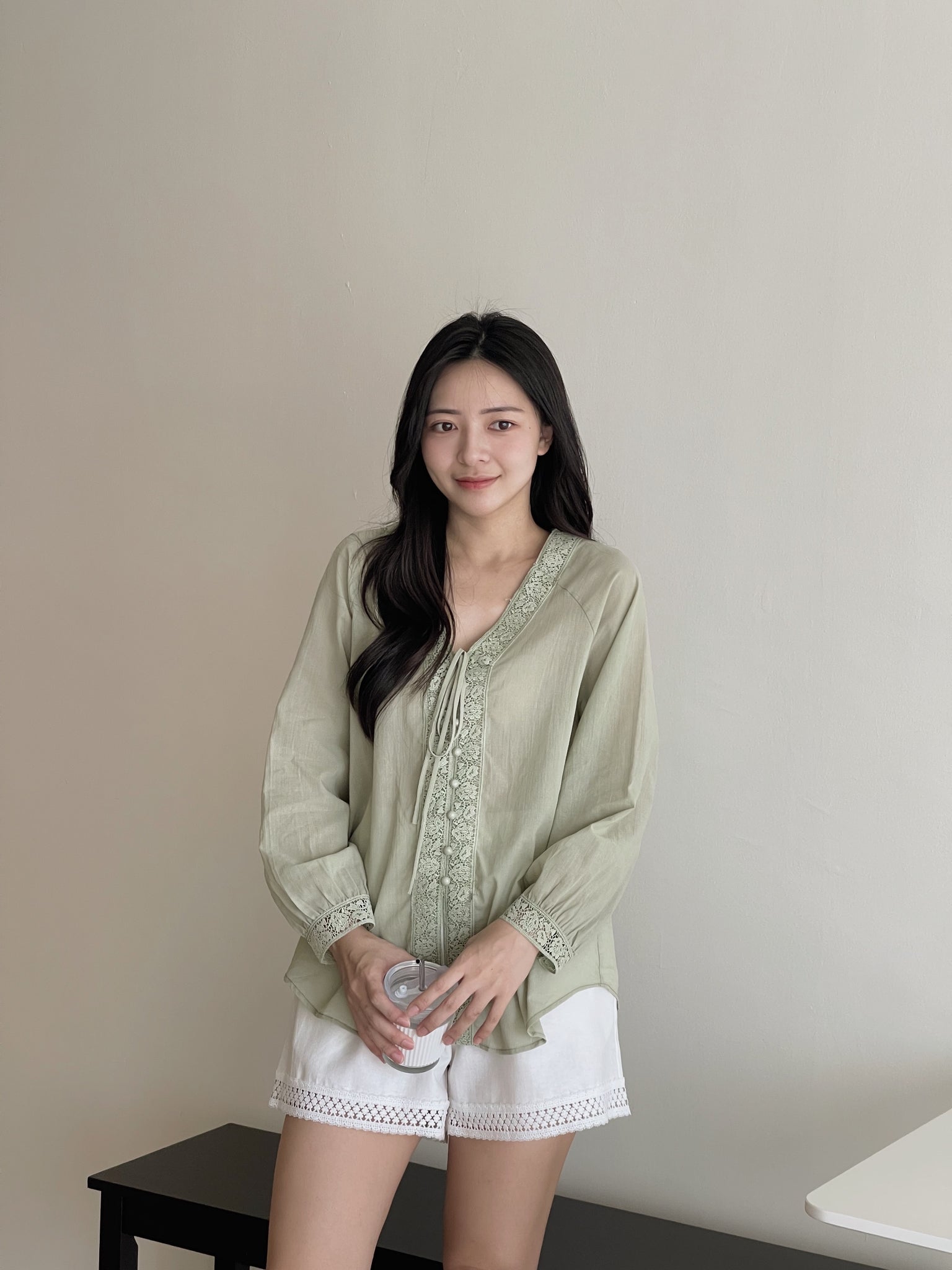 Anais V-Neck Loose Shirt / 清冷风宽松V领衬衫