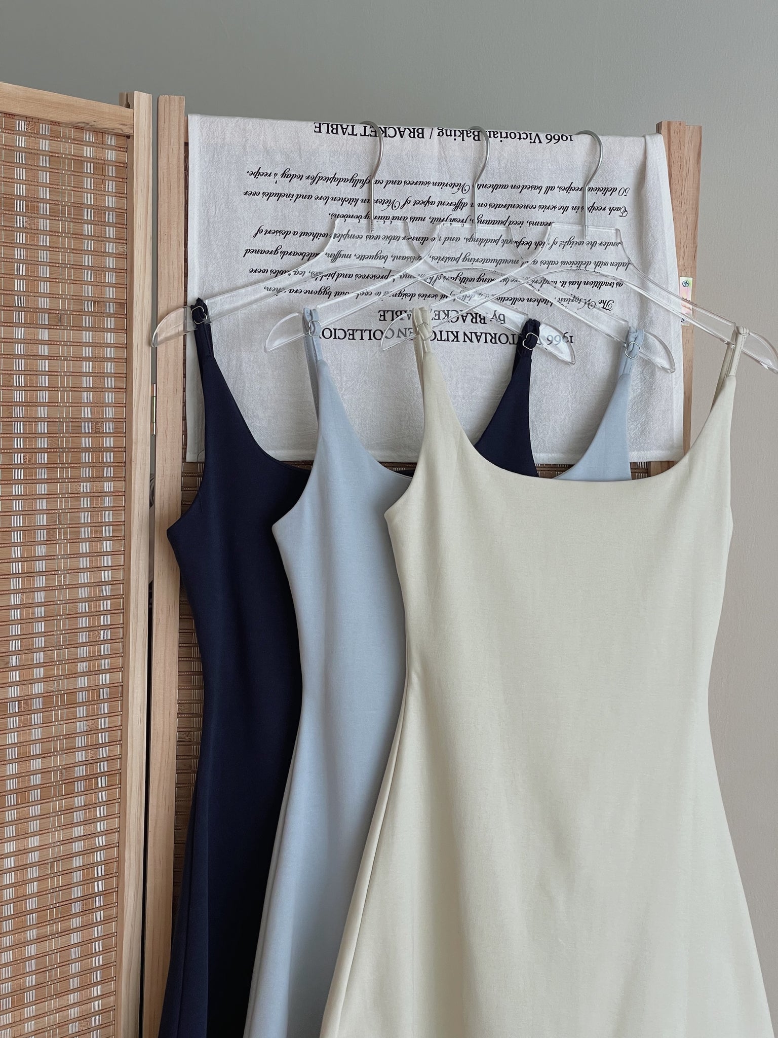 Simple Spaghetti Dress / 简约收腰吊带裙