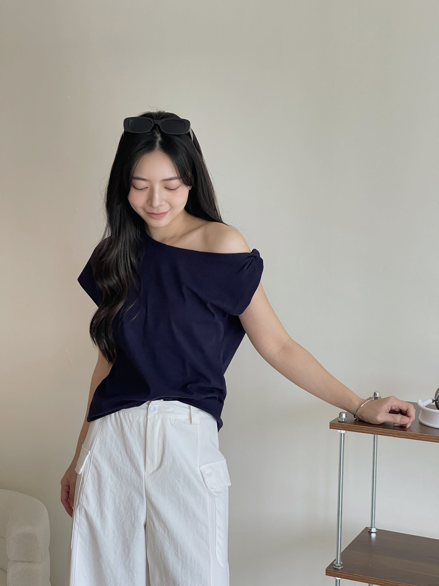 Knot Sleeve Casual Tee / 露锁骨显瘦扭结斜领T恤