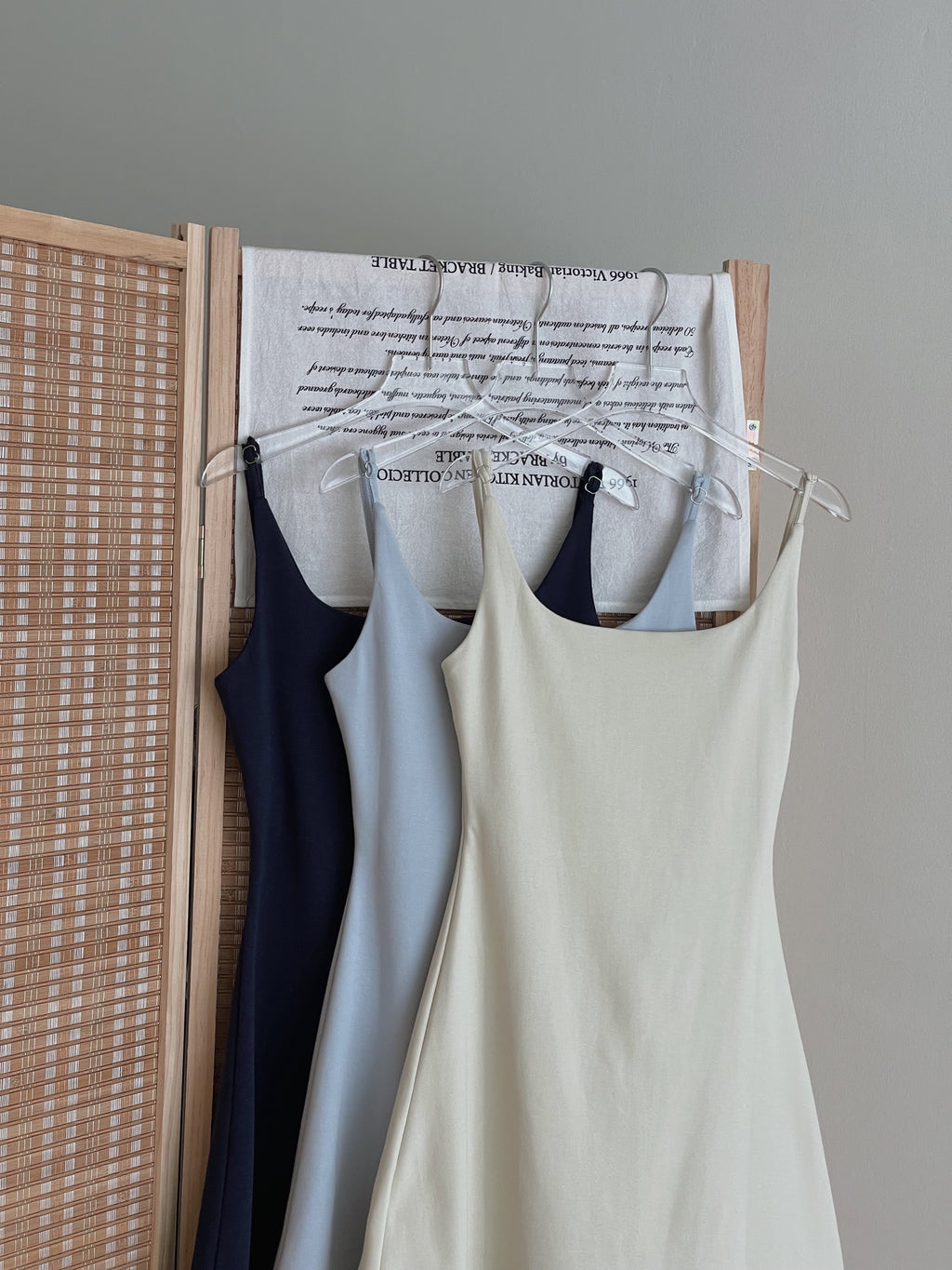 Simple Spaghetti Dress / 简约收腰吊带裙