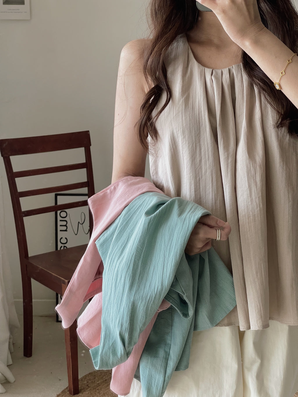 Eva Plicated Sleeveless Blouse / 领口压褶无袖宽松上衣