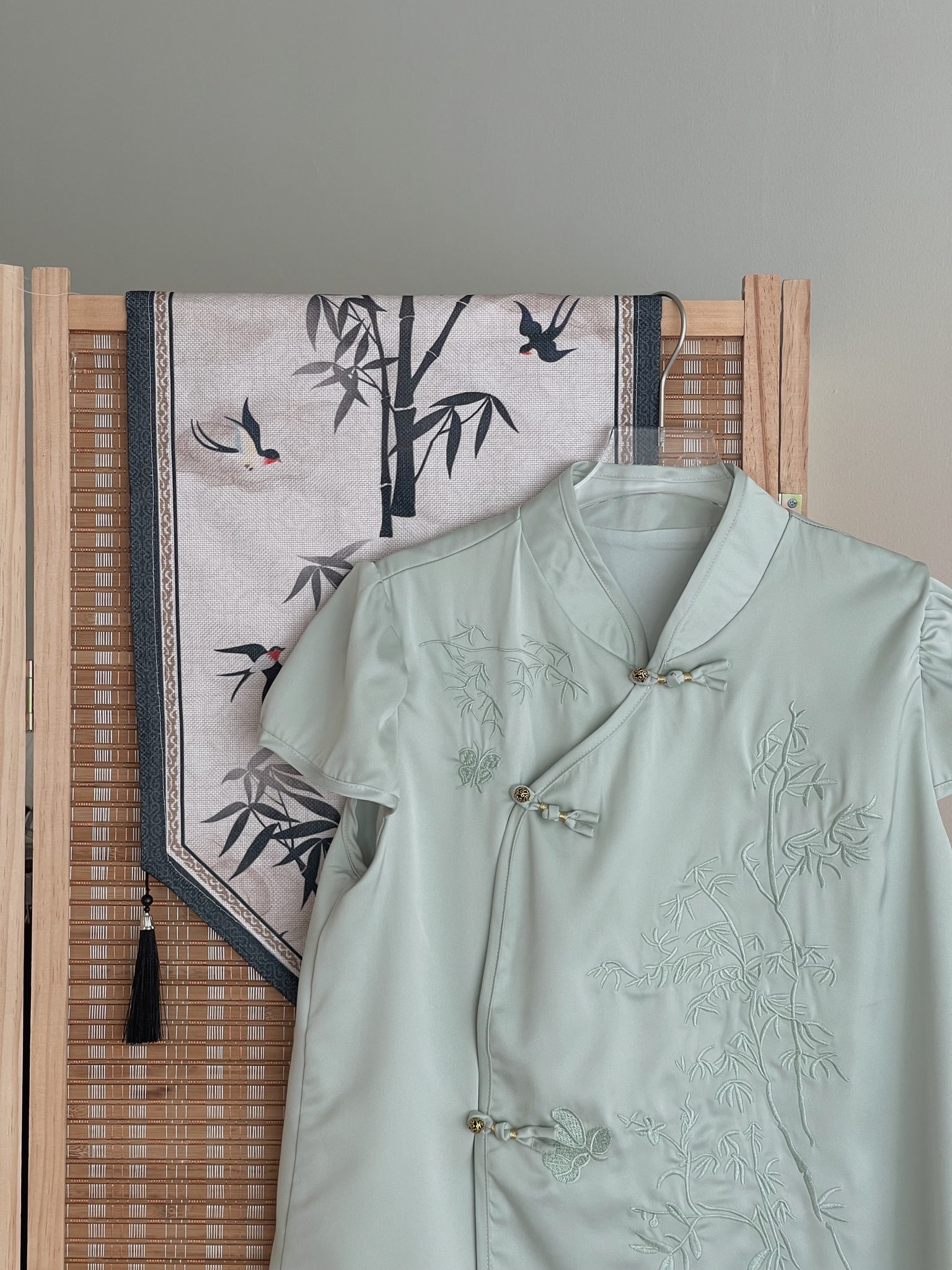 Bamboo Embroidered Silk Top / 竹青刺绣盘扣上衣