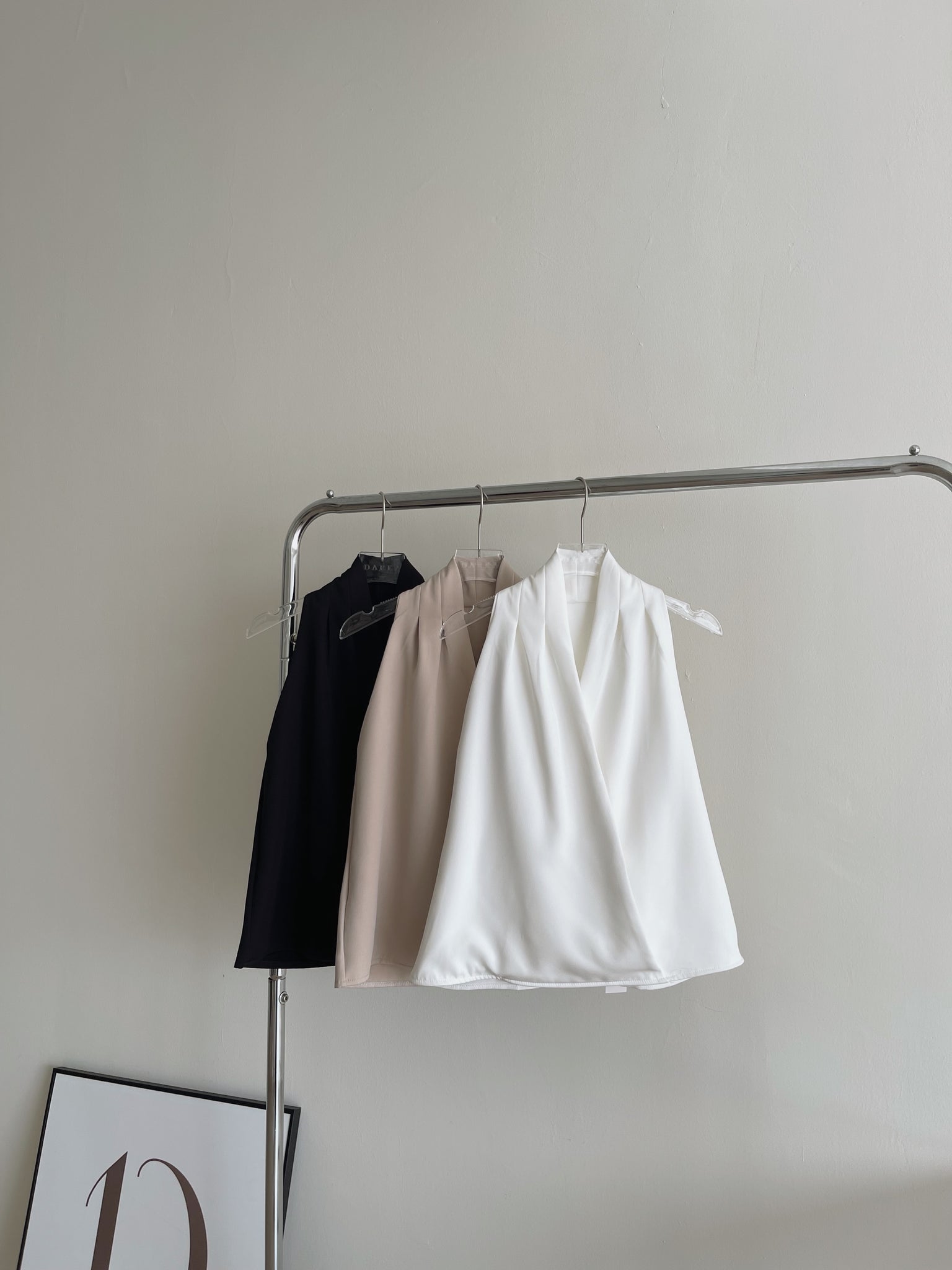 V-Neck Sleeveless Top / 交叉V领通勤上衣