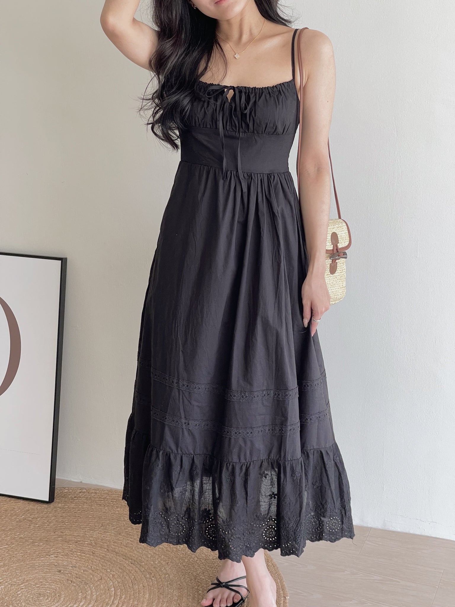 Stella Black Dress / 优雅下摆刺绣连衣裙