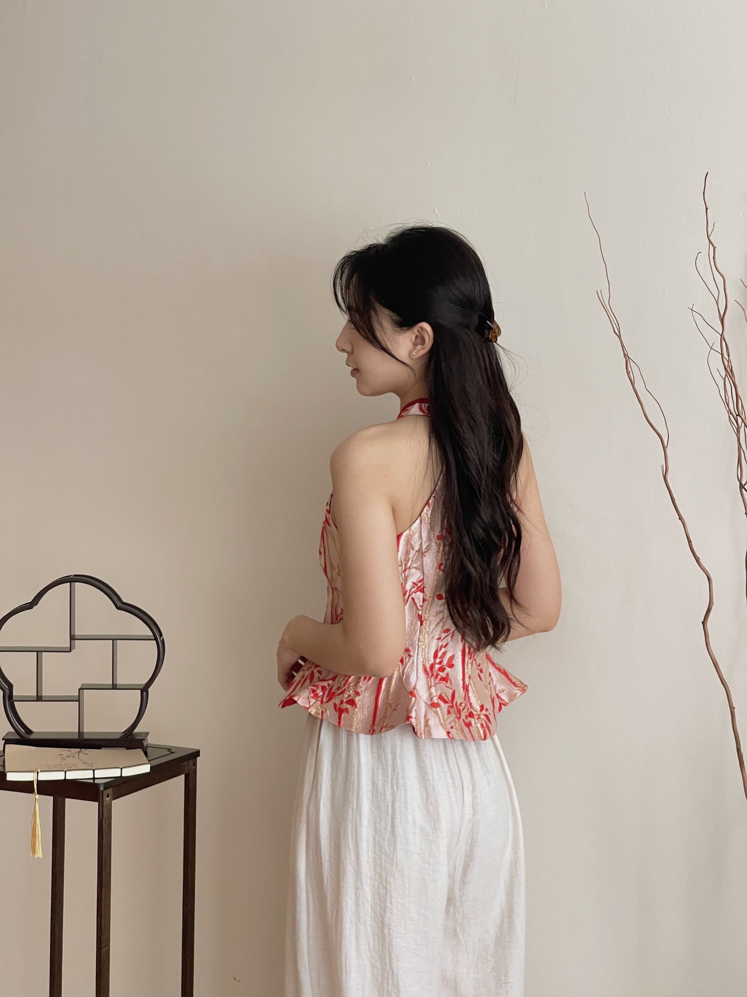 Lustrous Gold Brocade Halter Top / 金缕流芳-浮雕提花旗袍上衣