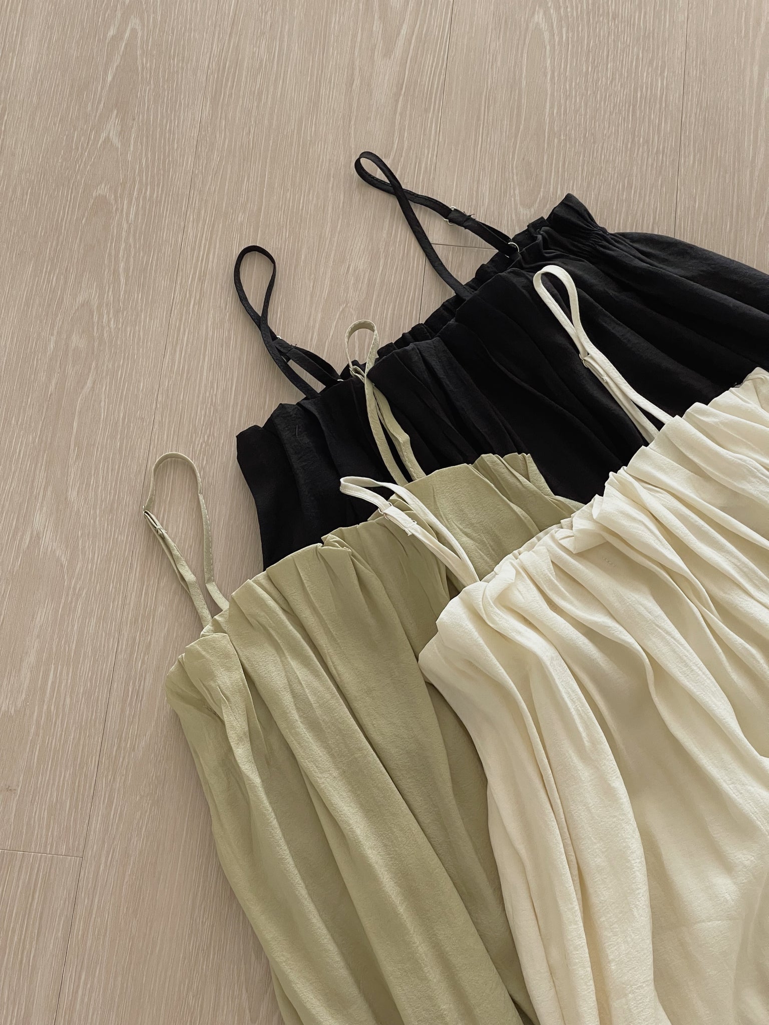 Holiday Pleated Dress / 度假抹胸吊带连衣裙