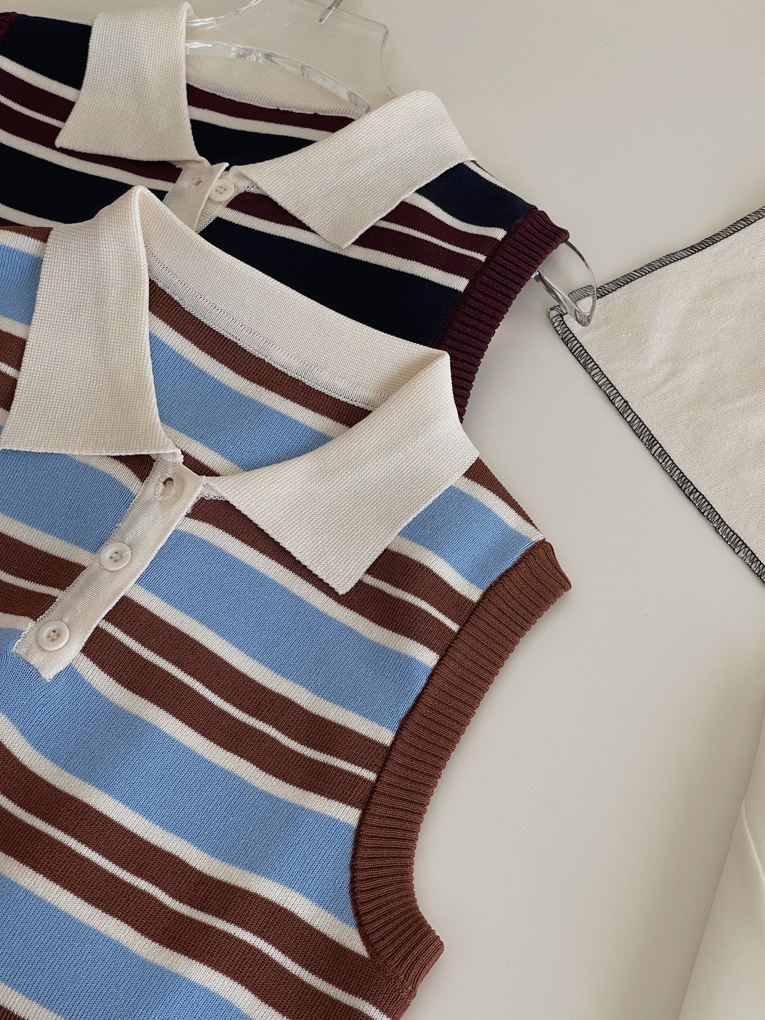 Marilyn Contrast Knit Top / 撞色条纹翻领针织背心
