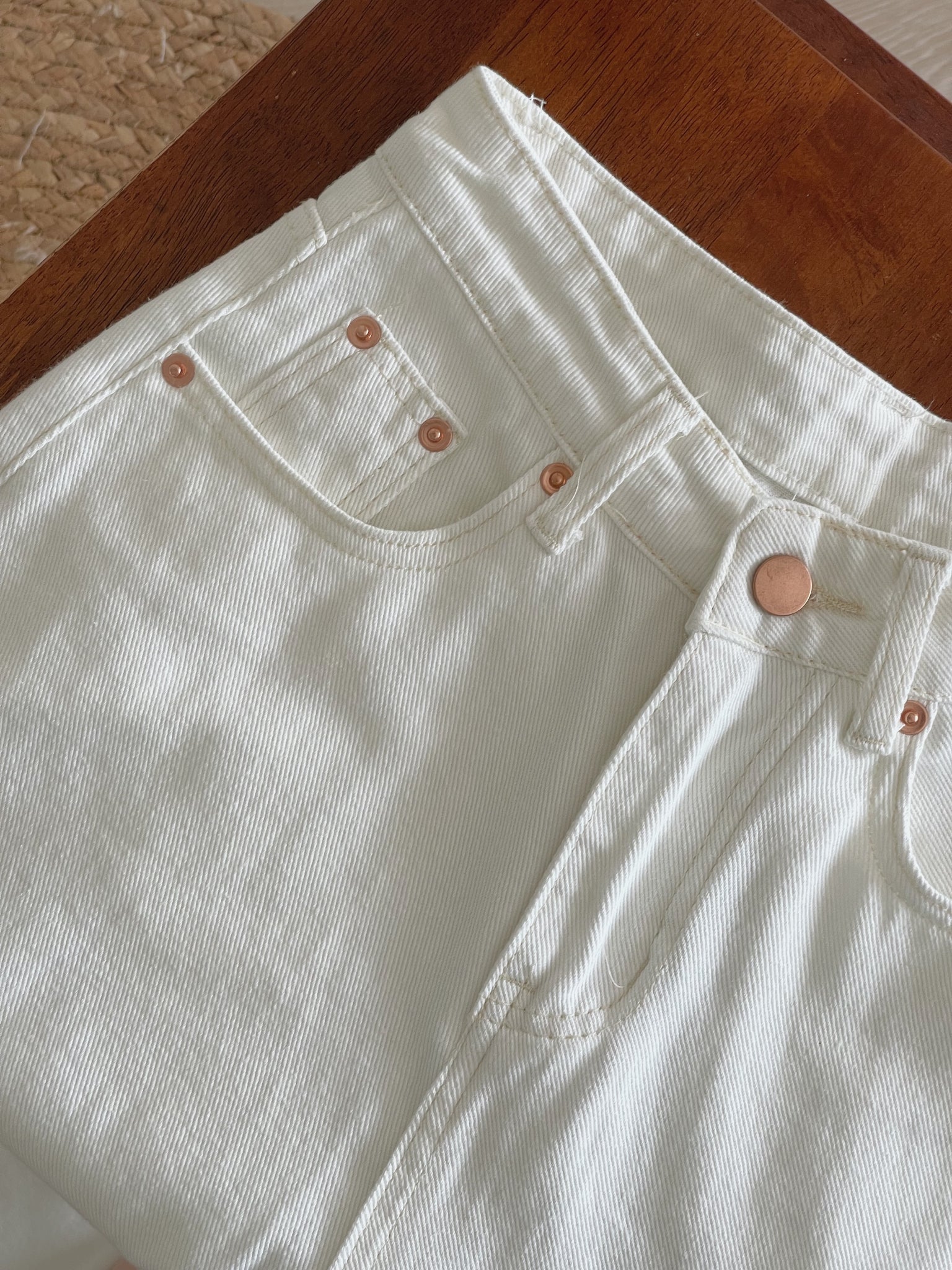 Ribbon Embroidered White Denim / 刺绣白色牛仔阔腿裤