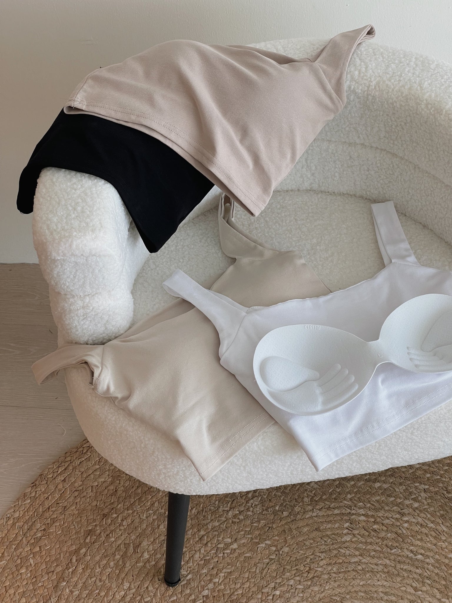 Sleeveless Crop Top With Removable Pad / 大方领遮副乳胸垫背心