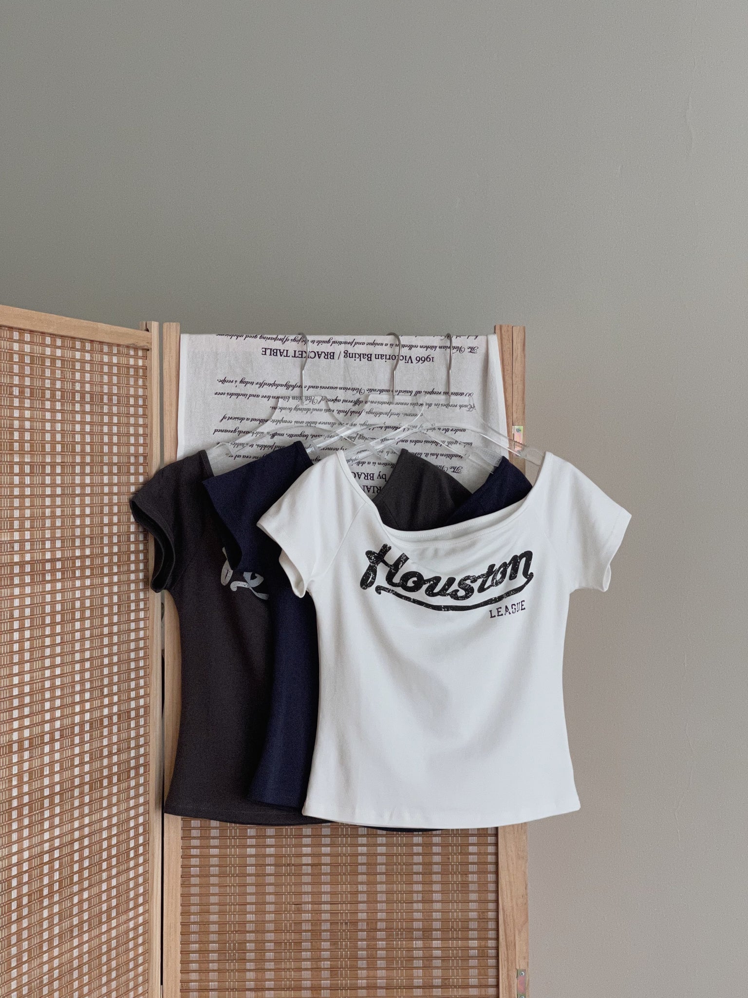 Letter Print  Slanted Shoulder Tee / 美式字母宽肩斜肩T恤