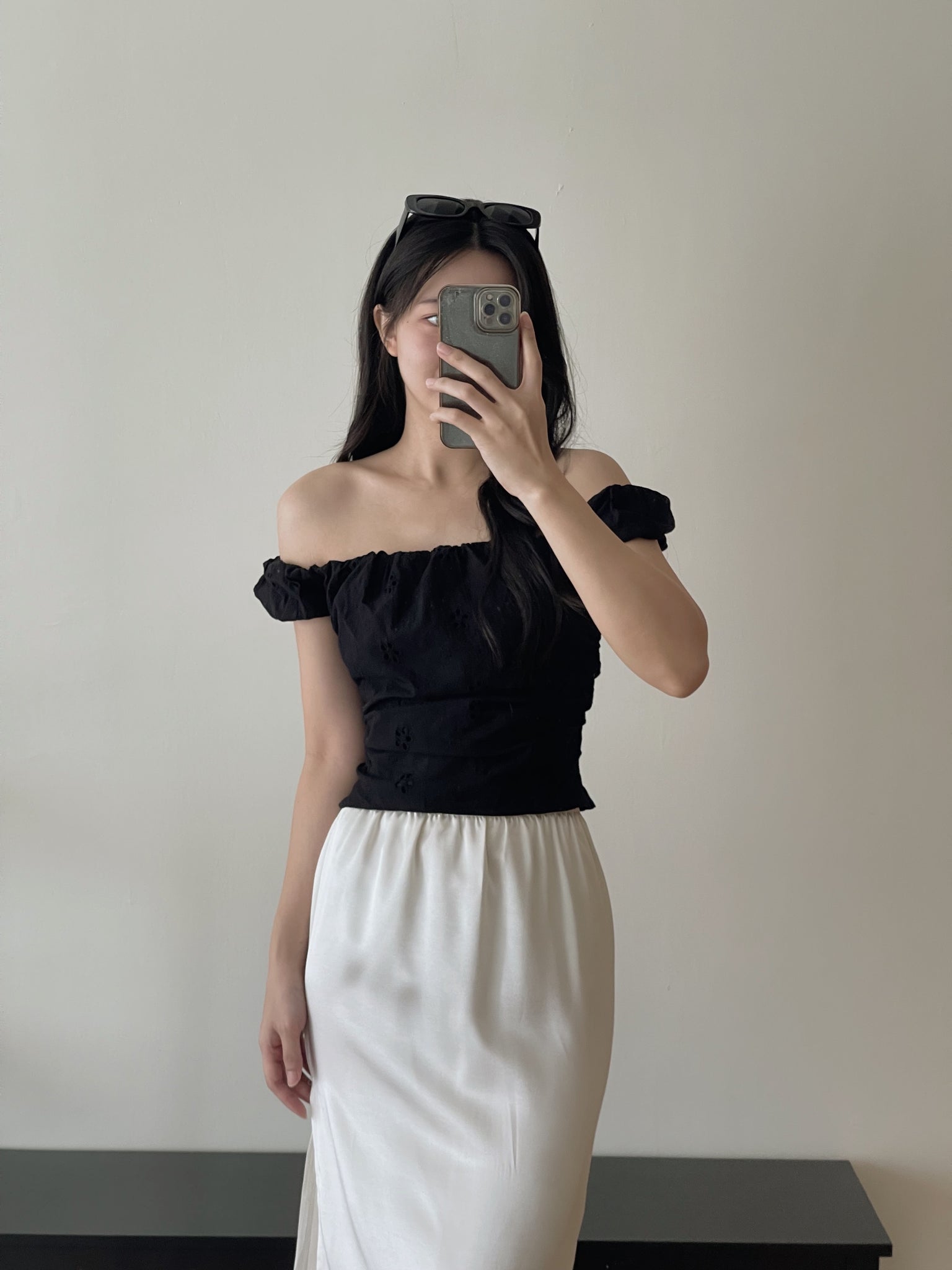 Eyelet Off Shoulder Top / 镂空显瘦一字肩上衣