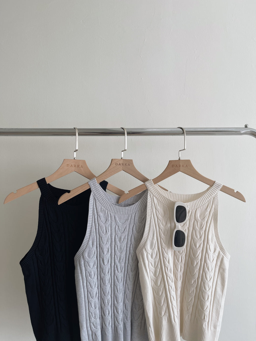 Halterneck Cable Knit Top / 挂脖麻花针织上衣