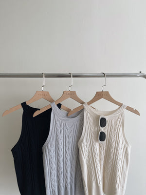 Halterneck Cable Knit Top / 挂脖麻花针织上衣
