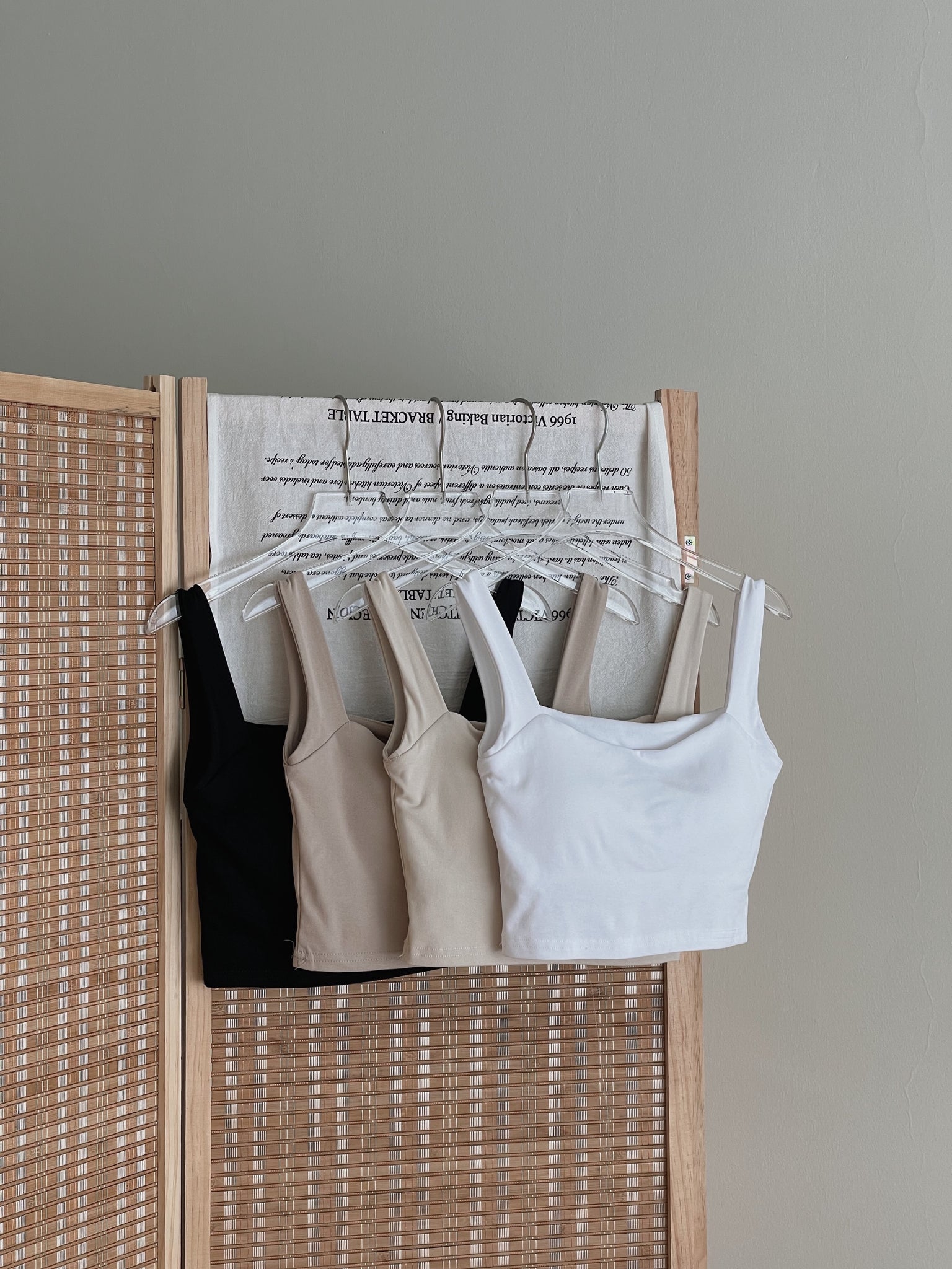 Sleeveless Crop Top With Removable Pad / 大方领遮副乳胸垫背心