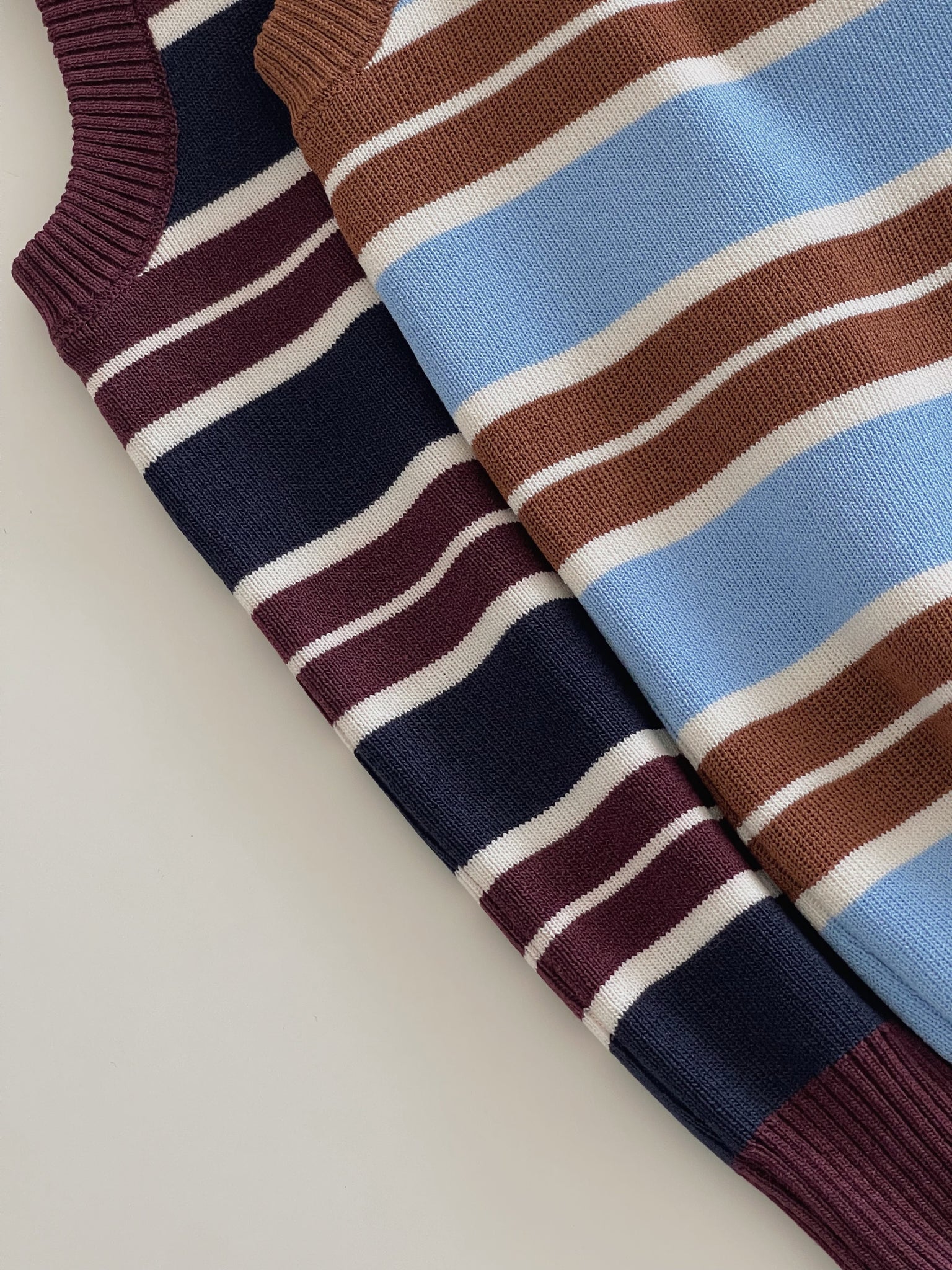 Marilyn Contrast Knit Top / 撞色条纹翻领针织背心