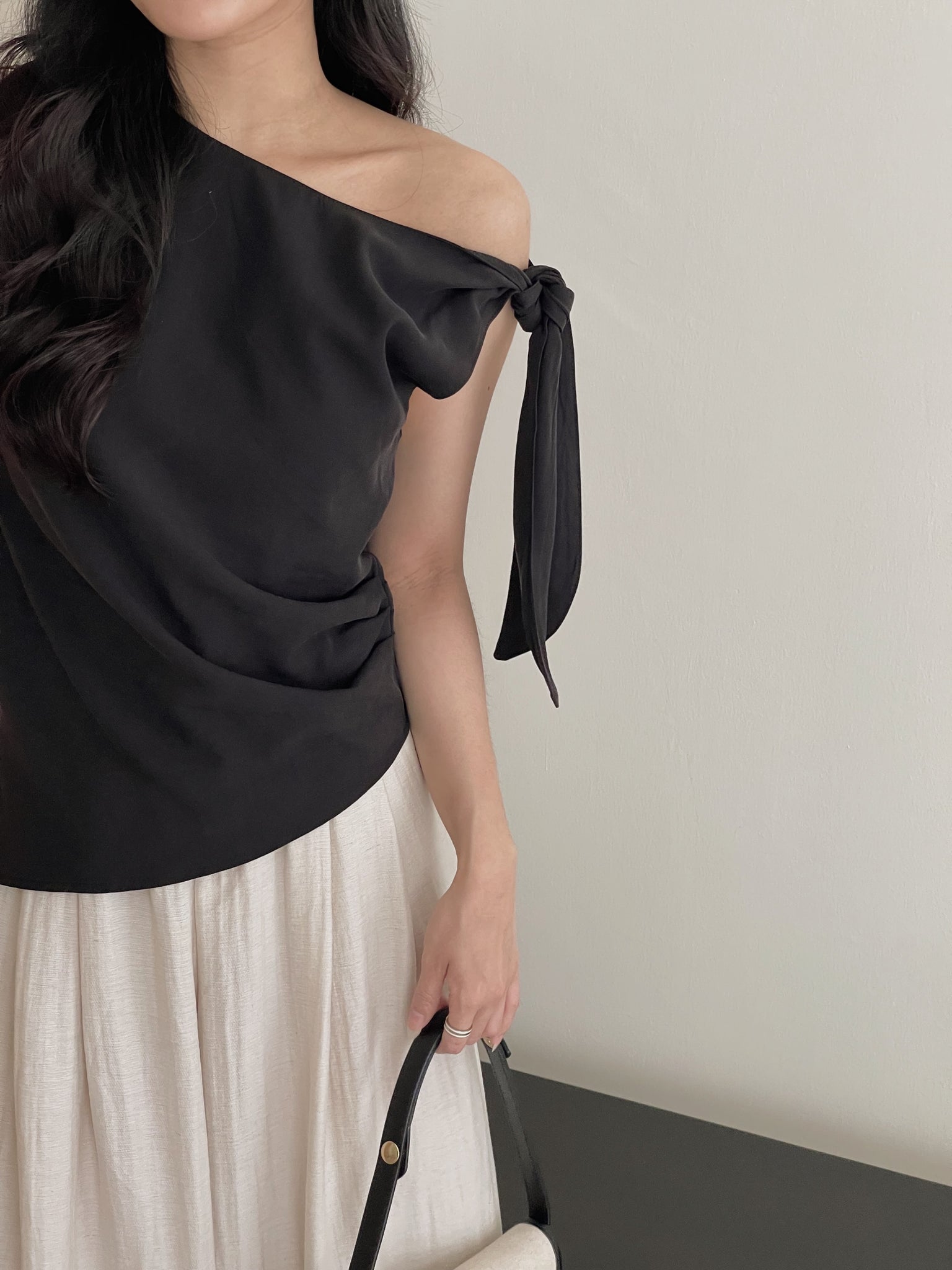 Wide Shoulder Ribbon Top / 宽领单肩系带不规则小衫
