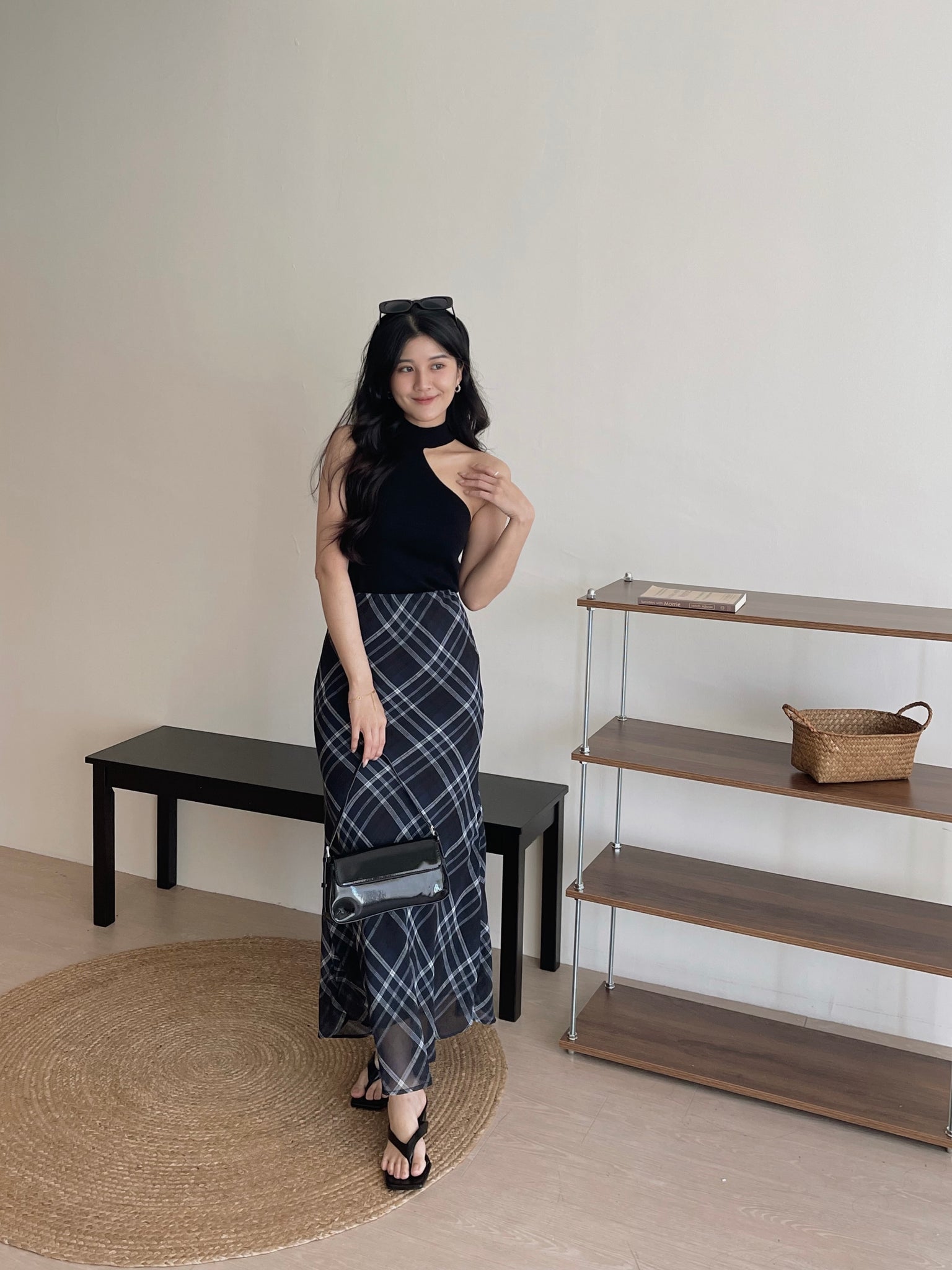 Asymmetrical Cutout Tank Top / 挂脖挖空单肩针织上衣