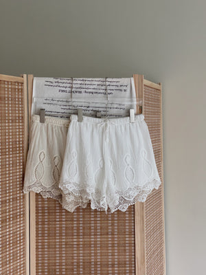 Crochet Lace Hem Shorts / 镂空刺绣短裤