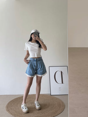 Lace Edge Denim Shorts / 牛仔拼接蕾丝短裤