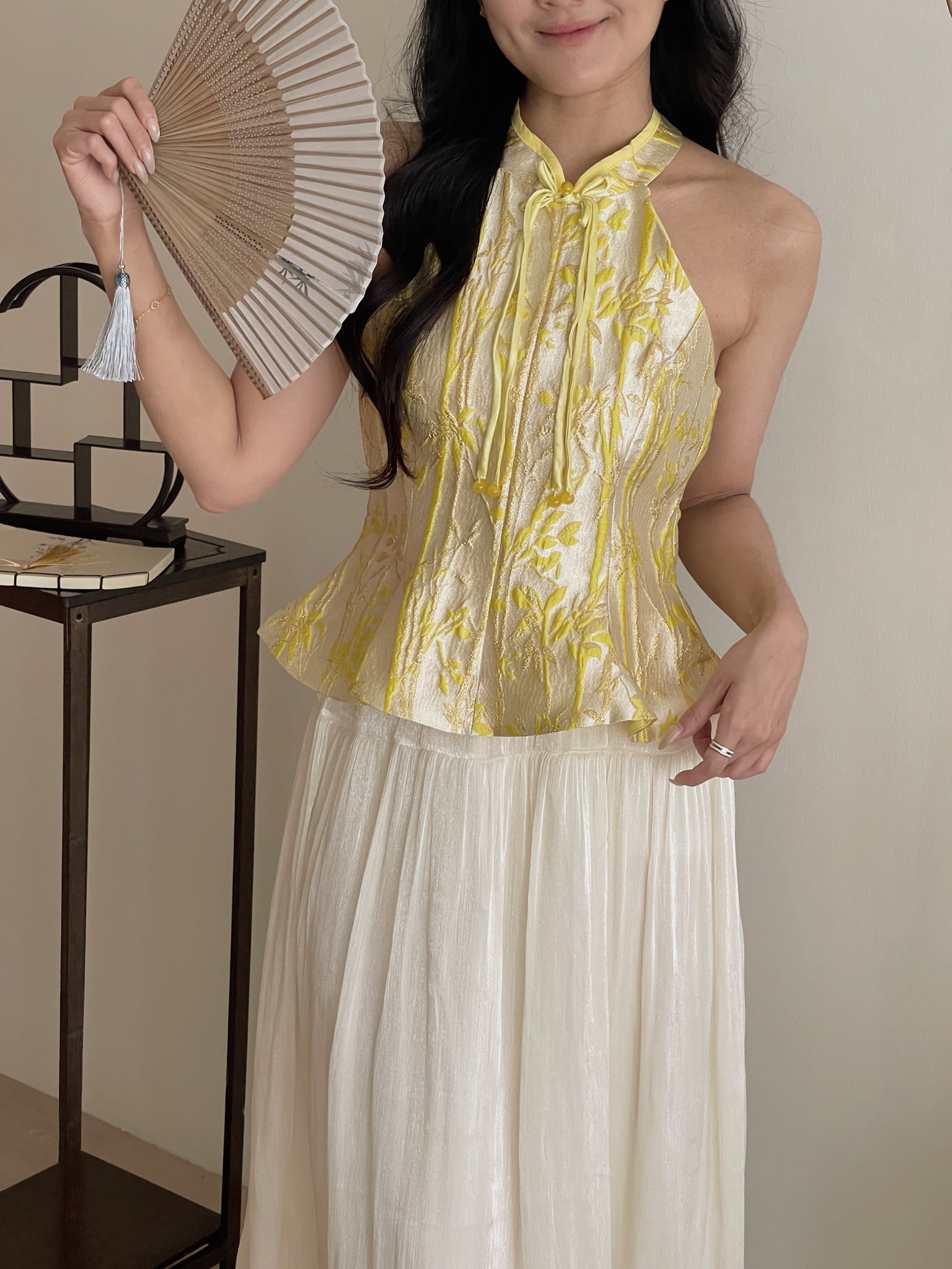 Lustrous Gold Brocade Halter Top / 金缕流芳-浮雕提花旗袍上衣