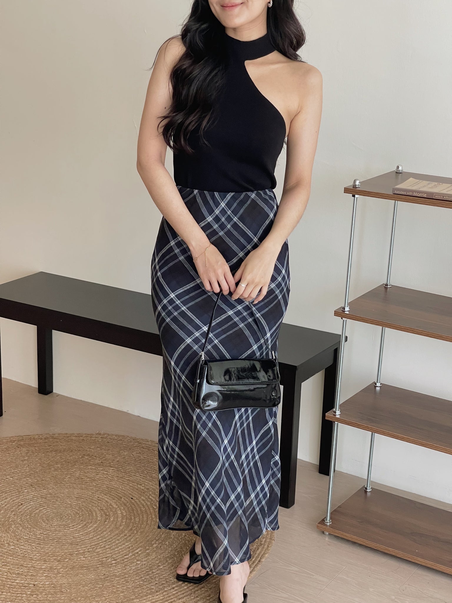 Asymmetrical Cutout Tank Top / 挂脖挖空单肩针织上衣