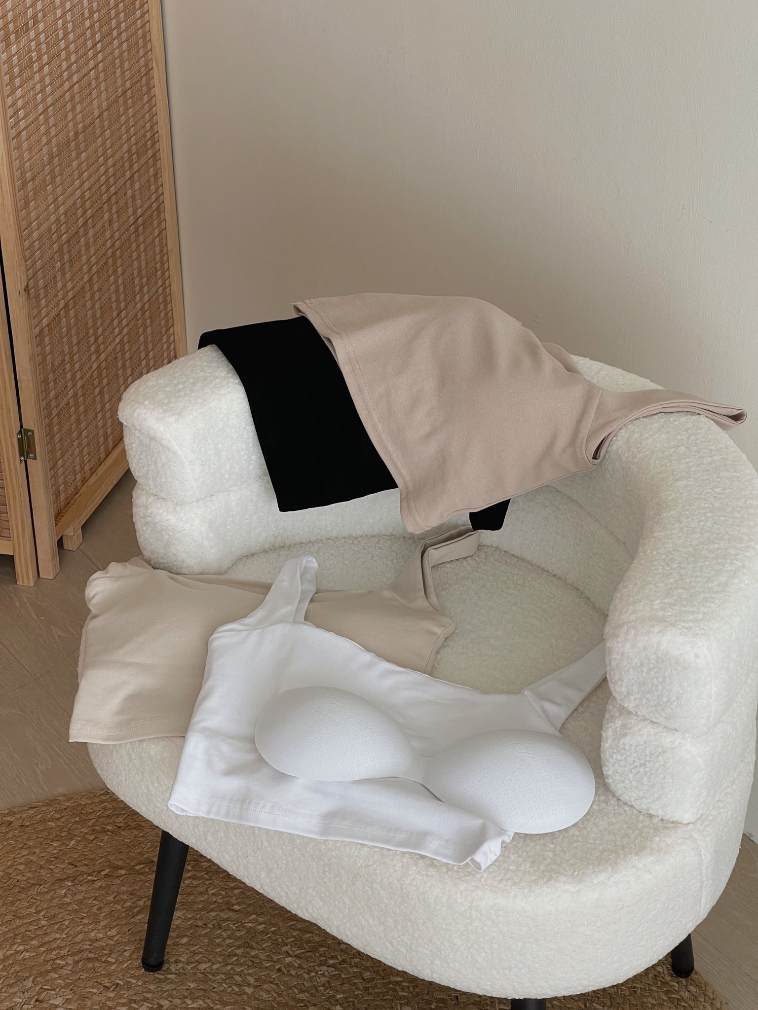 Sleeveless Crop Top With Removable Pad / 大方领遮副乳胸垫背心