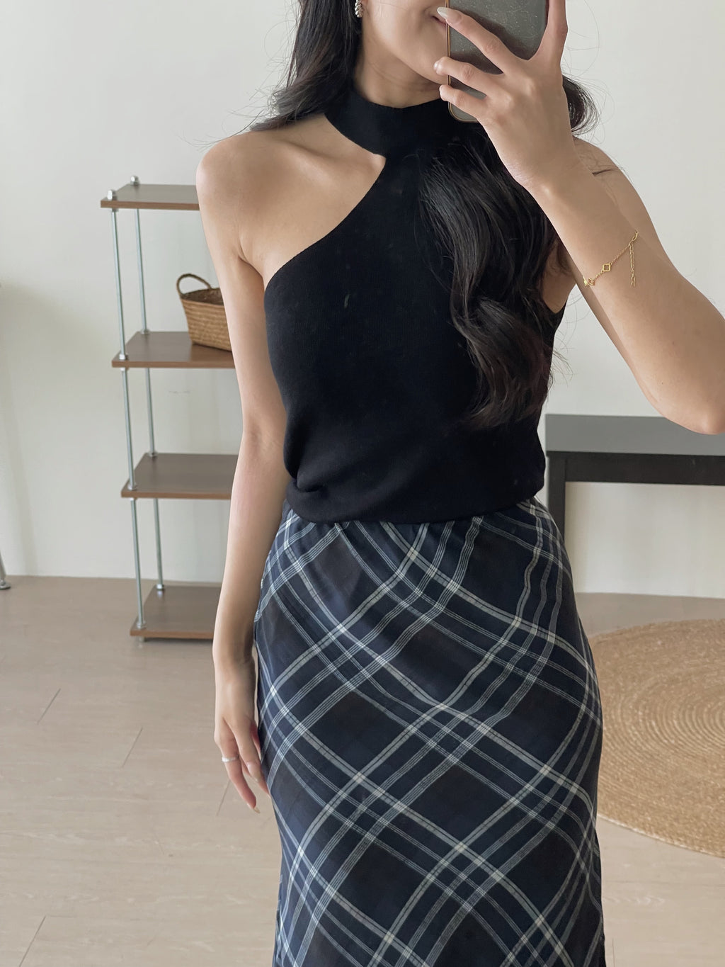 Asymmetrical Cutout Tank Top / 挂脖挖空单肩针织上衣