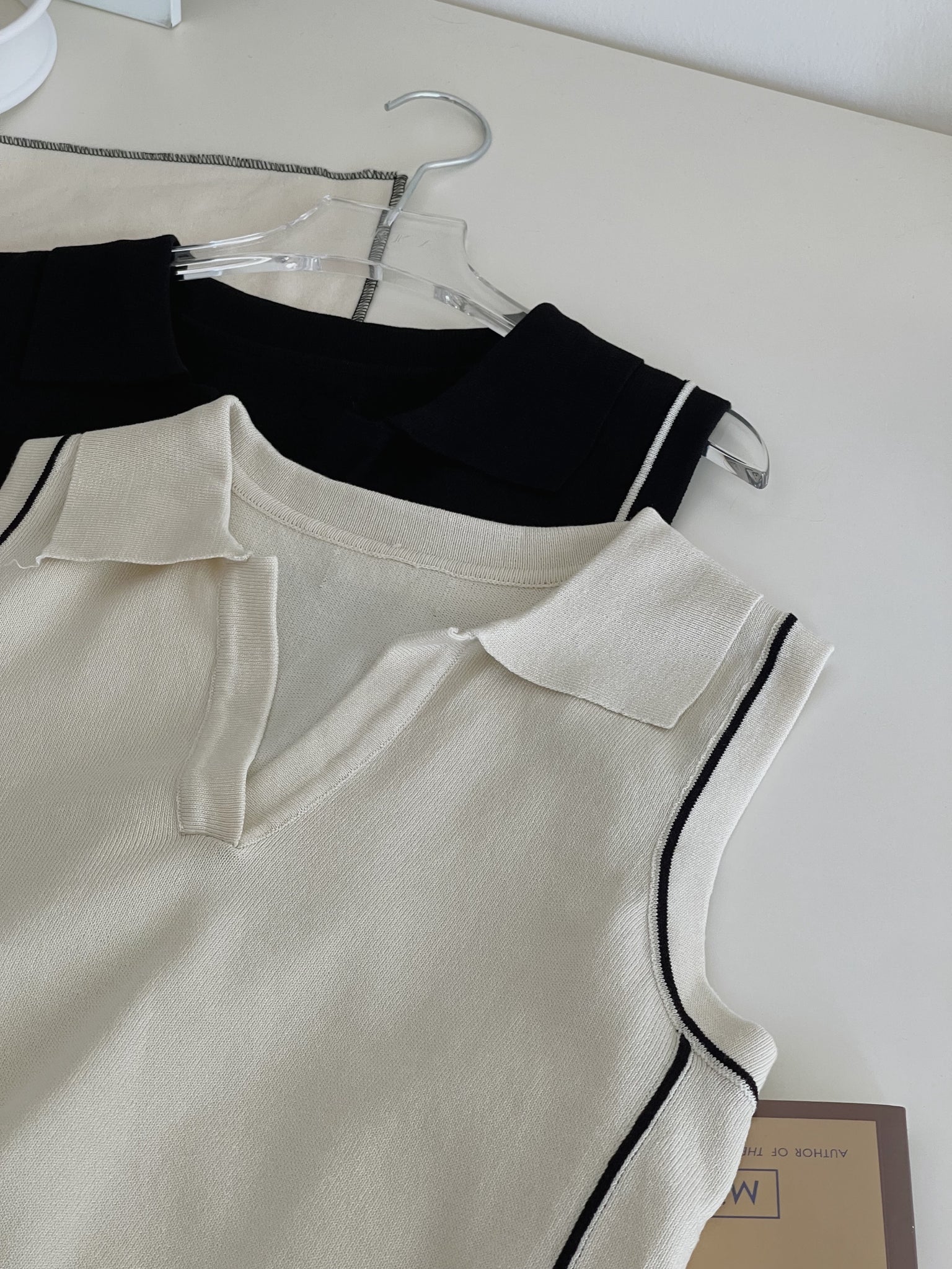 Vneck Sleeveless Knit Top / 显瘦尖领针织无袖上衣
