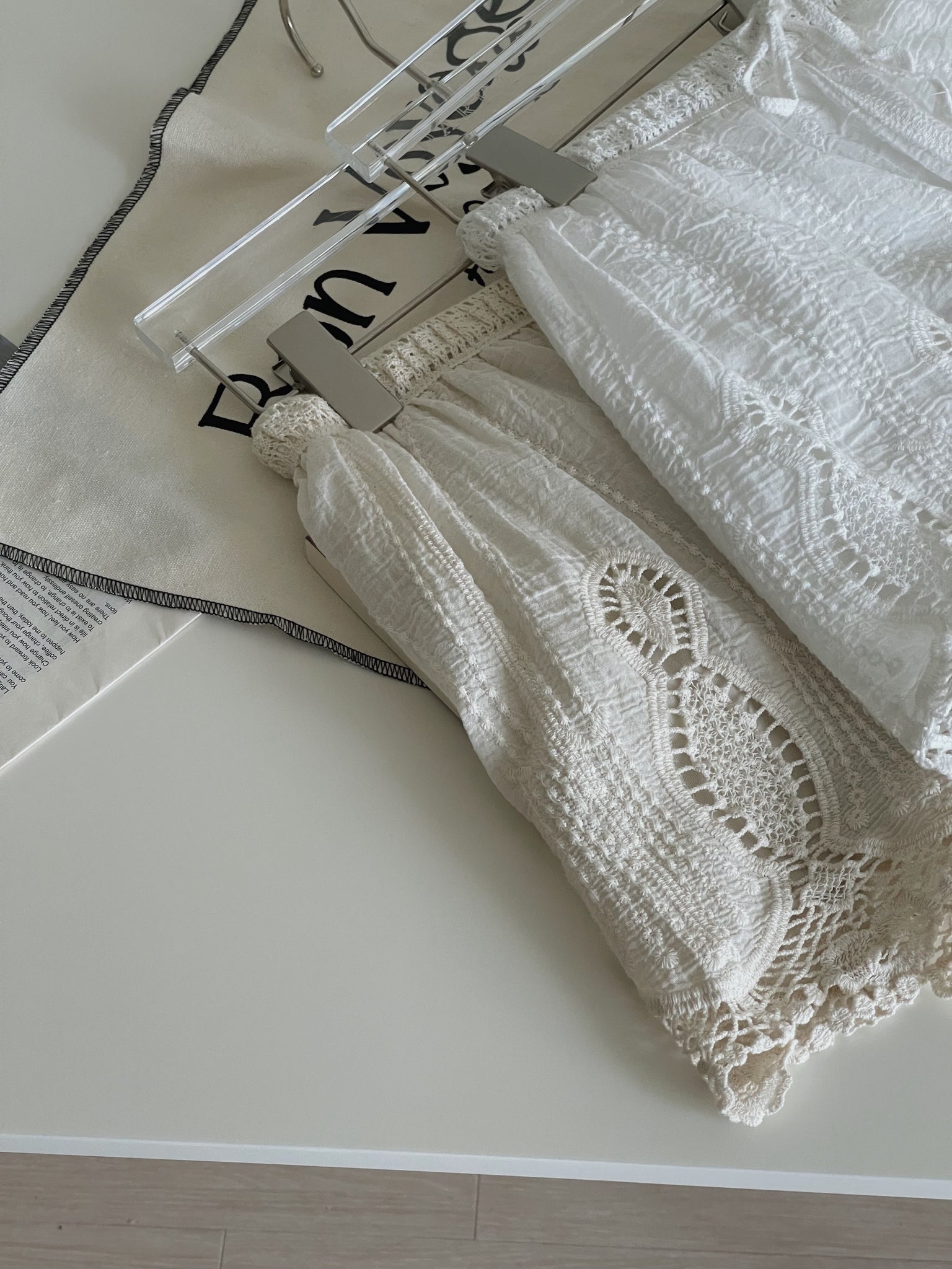 Crochet Lace Hem Shorts / 镂空刺绣短裤