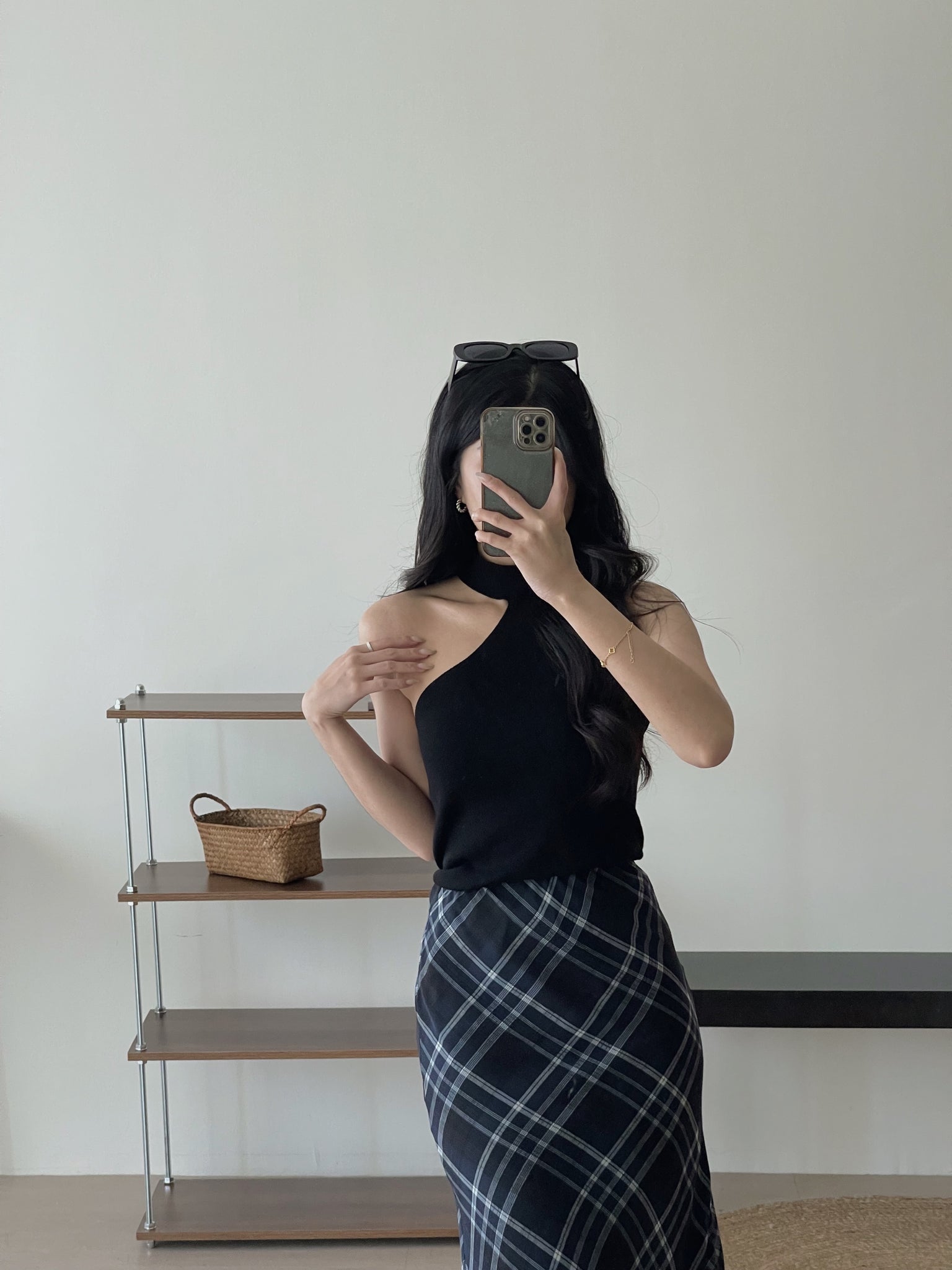 Asymmetrical Cutout Tank Top / 挂脖挖空单肩针织上衣