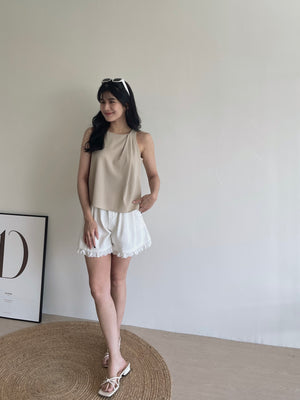 Lace Edge Denim Shorts / 牛仔拼接蕾丝短裤