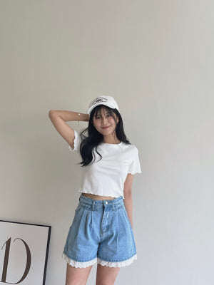 Lace Edge Denim Shorts / 牛仔拼接蕾丝短裤