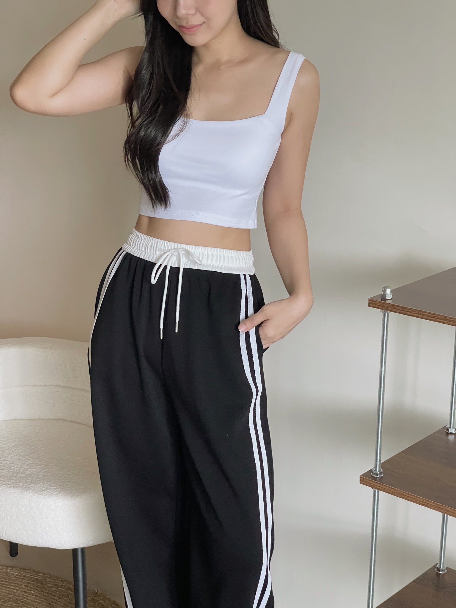 Sleeveless Crop Top With Removable Pad / 大方领遮副乳胸垫背心