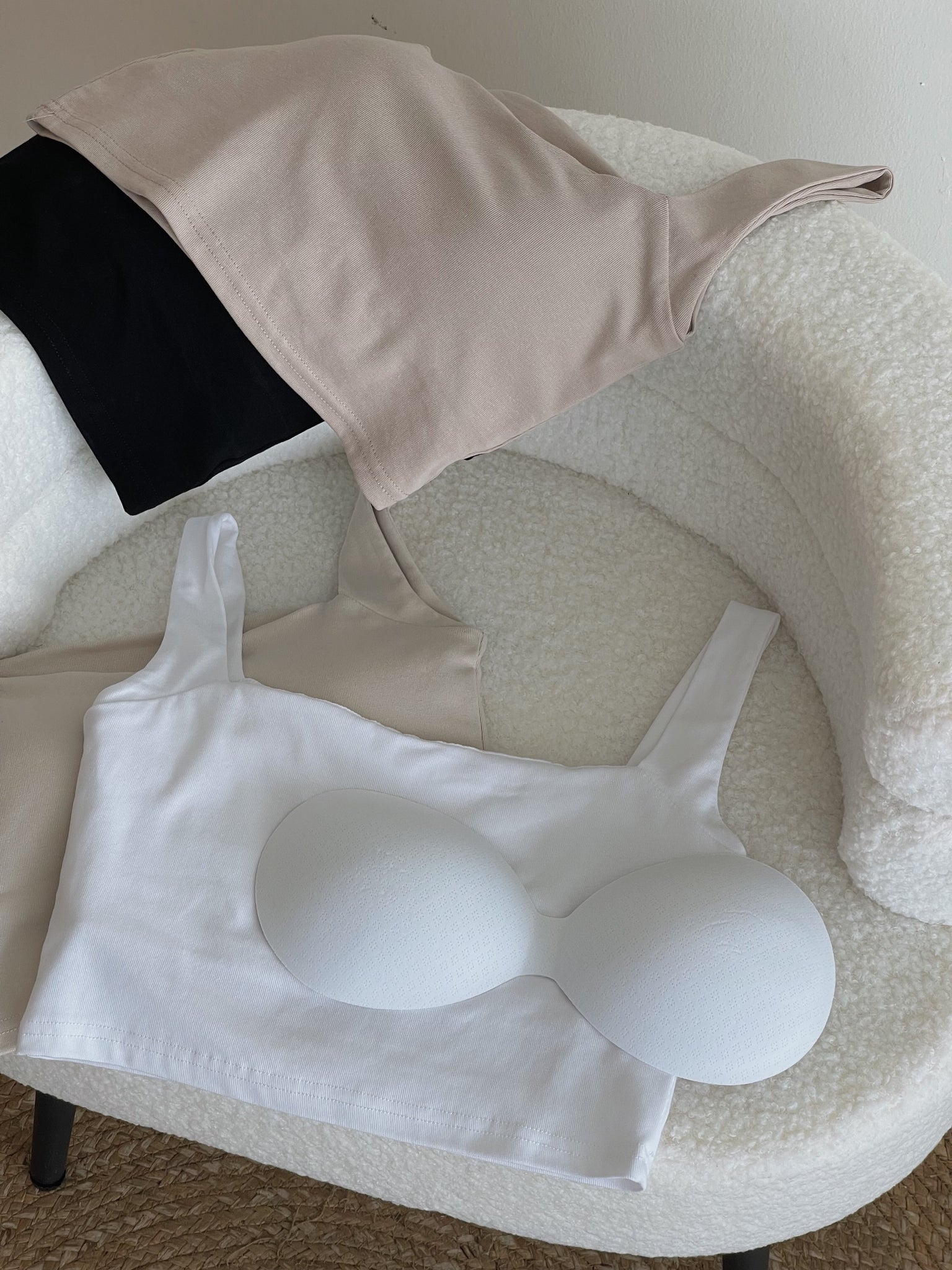 Sleeveless Crop Top With Removable Pad / 大方领遮副乳胸垫背心