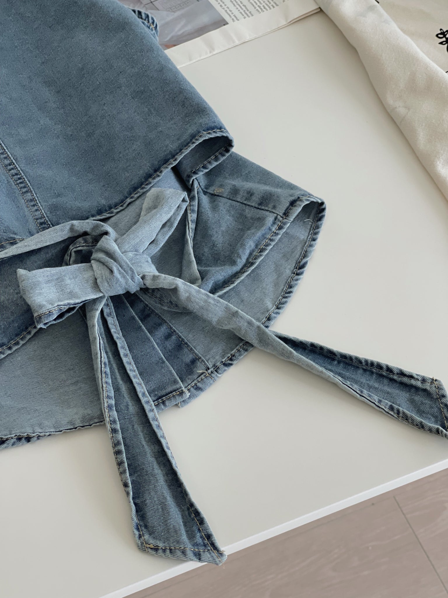 Collar Back Ribbon Top / 牛仔翻领后系带上衣