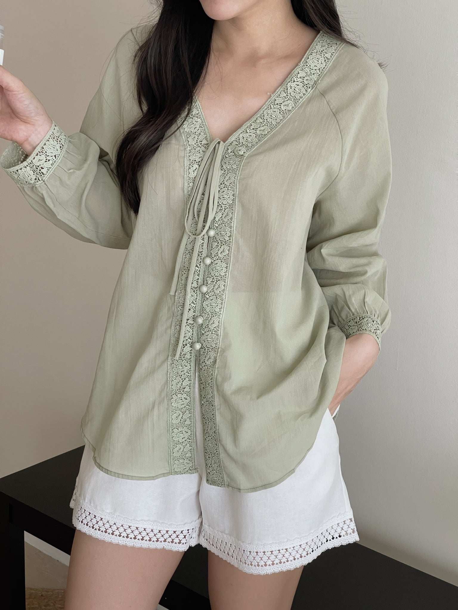 Anais V-Neck Loose Shirt / 清冷风宽松V领衬衫