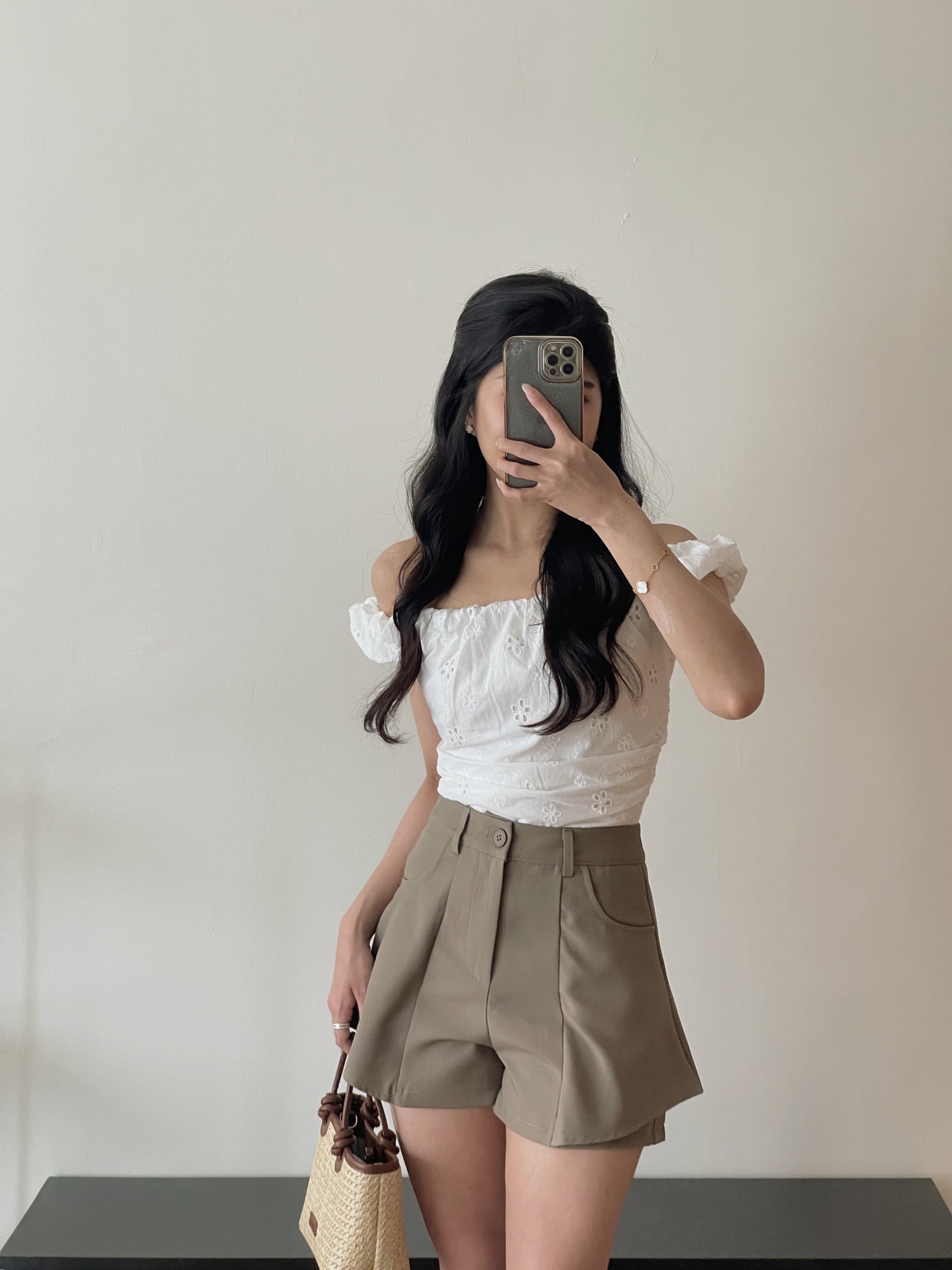 Eyelet Off Shoulder Top / 镂空显瘦一字肩上衣